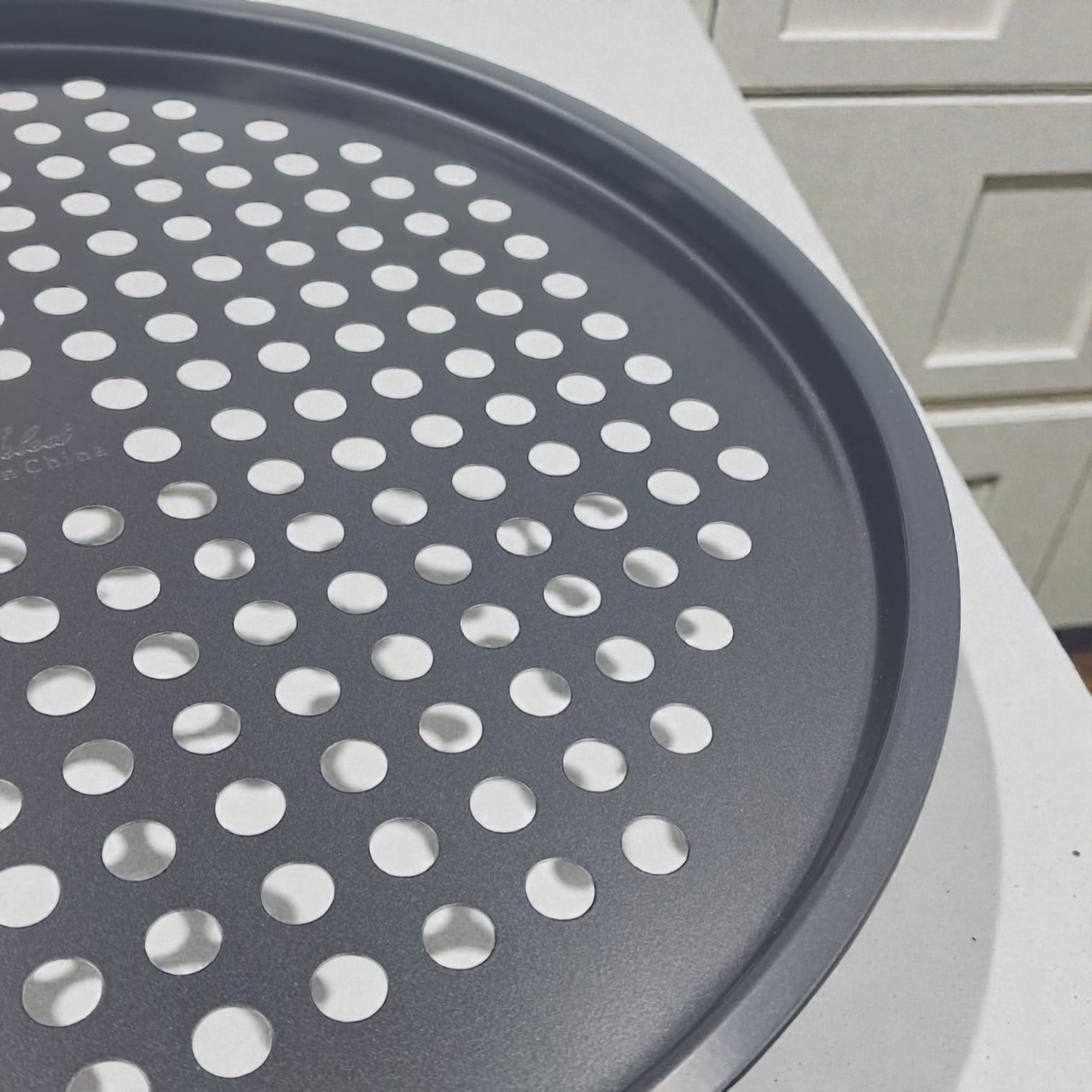 AK Bakers Select Perforated Non-Stick Pizza Tray – Crispy Base Pizza Baking Pan (1.5H x 32.5L × 32.5W CM) - Damoo