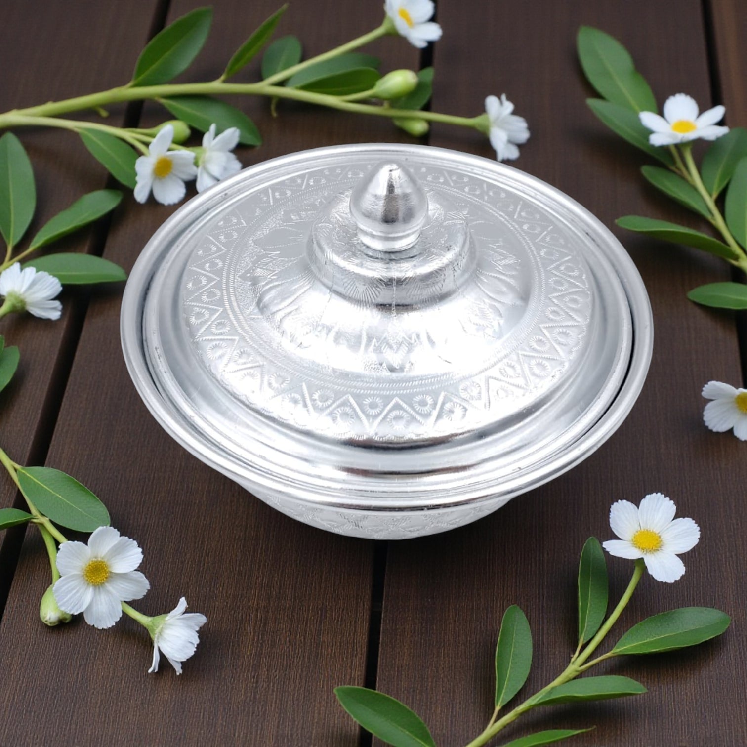 وعاء تقديم فاخر من الألومنيوم المنقوش مع غطاء - 15 سم، وعاء تقليدي لتخزين الأطعمة الساخنة وأدوات المائدة - مقاوم للحرارة بتصميم شرق أوسطي للأرز والكاري والحساء والتمر والحلويات - خفيف الوزن ومتين