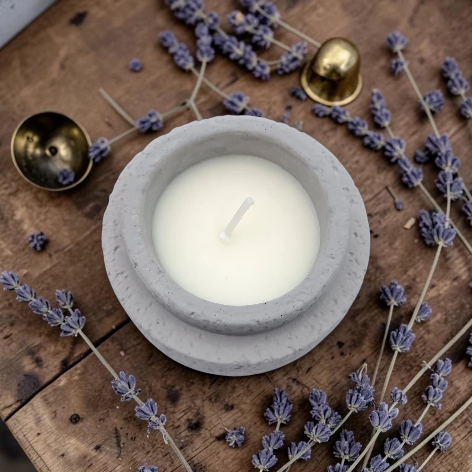 Luxury Scented Candle in Textured Stone-Style Ceramic Jar, Hand Poured Long Lasting Aromatherapy Candle for Home Décor & Relaxation (5H x 7.5L x 7.5W CM) - Damoo