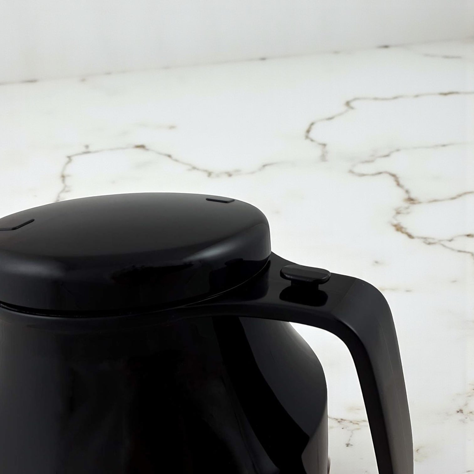 Helios Insulated Vacuum Jug 1.0L – Black | Premium Plastic Thermos Flask with Q100 Glass Insert | German-Made Double-Wall Design for Excellent Heat Retention - Damoo