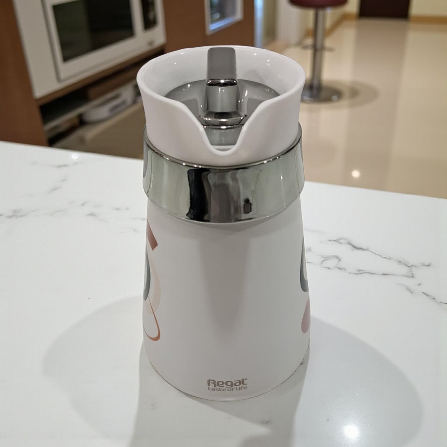 Regal Painted Vacuum Flask 1.0L – Modern White Design with Chrome Handle | Stylish Insulated Jug for Hot & Cold Beverages | Geometric Print | Double Wall Thermal Flask