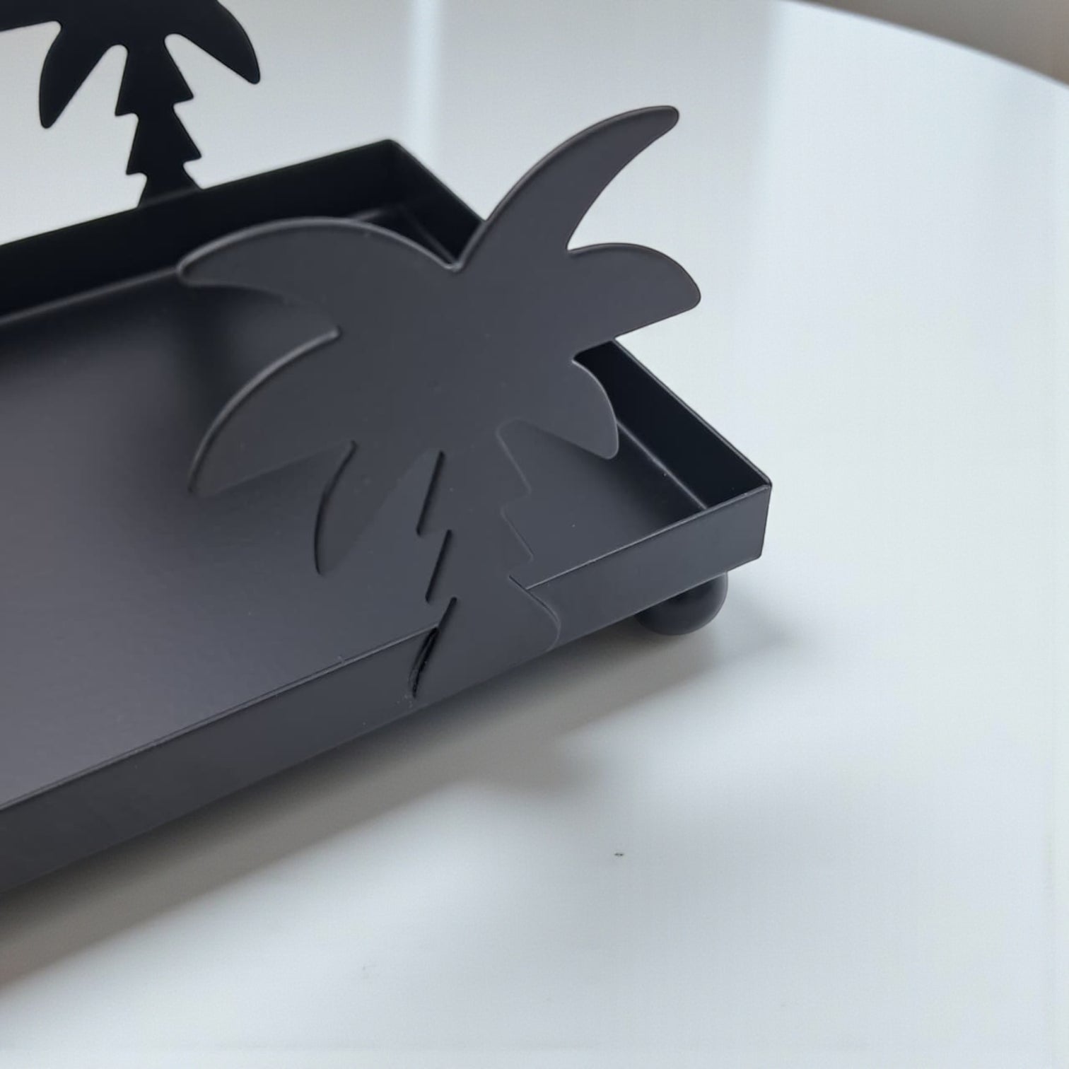 صندوق زخرفي فاخر على شكل شجرة نخيل من الأكريليك والذهب - صينية تخزين أنيقة مع غطاء وقاعدة ذهبية وتصميم نخلة (الارتفاع 16 سم × العرض 10 سم × الطول 24.5 سم)