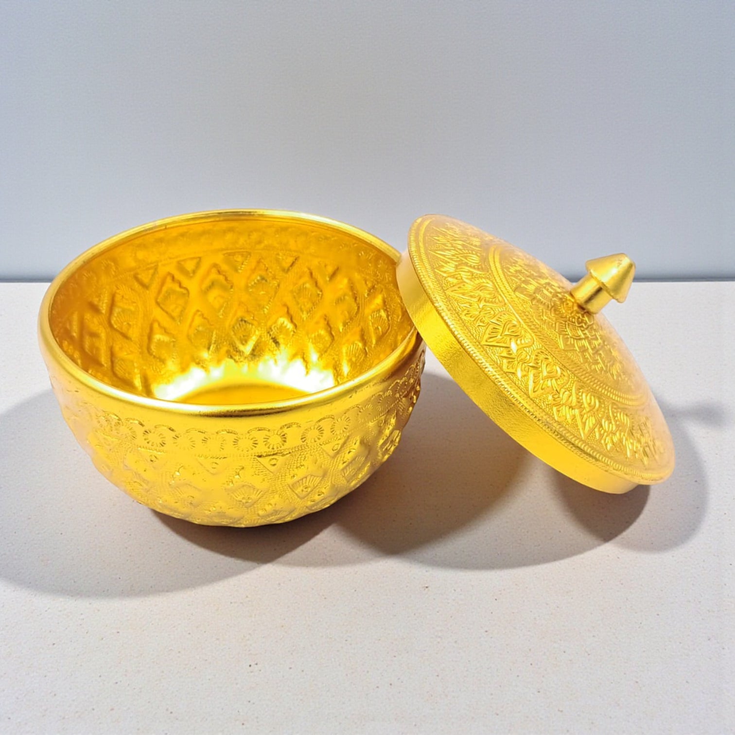 Thai Engraved Aluminum Sugar & Date Bowl with Lid | Silver & Gold | 8.5cm | Hospitality Dish for Sweets, Dates, Sugar & Arabic Coffee Service