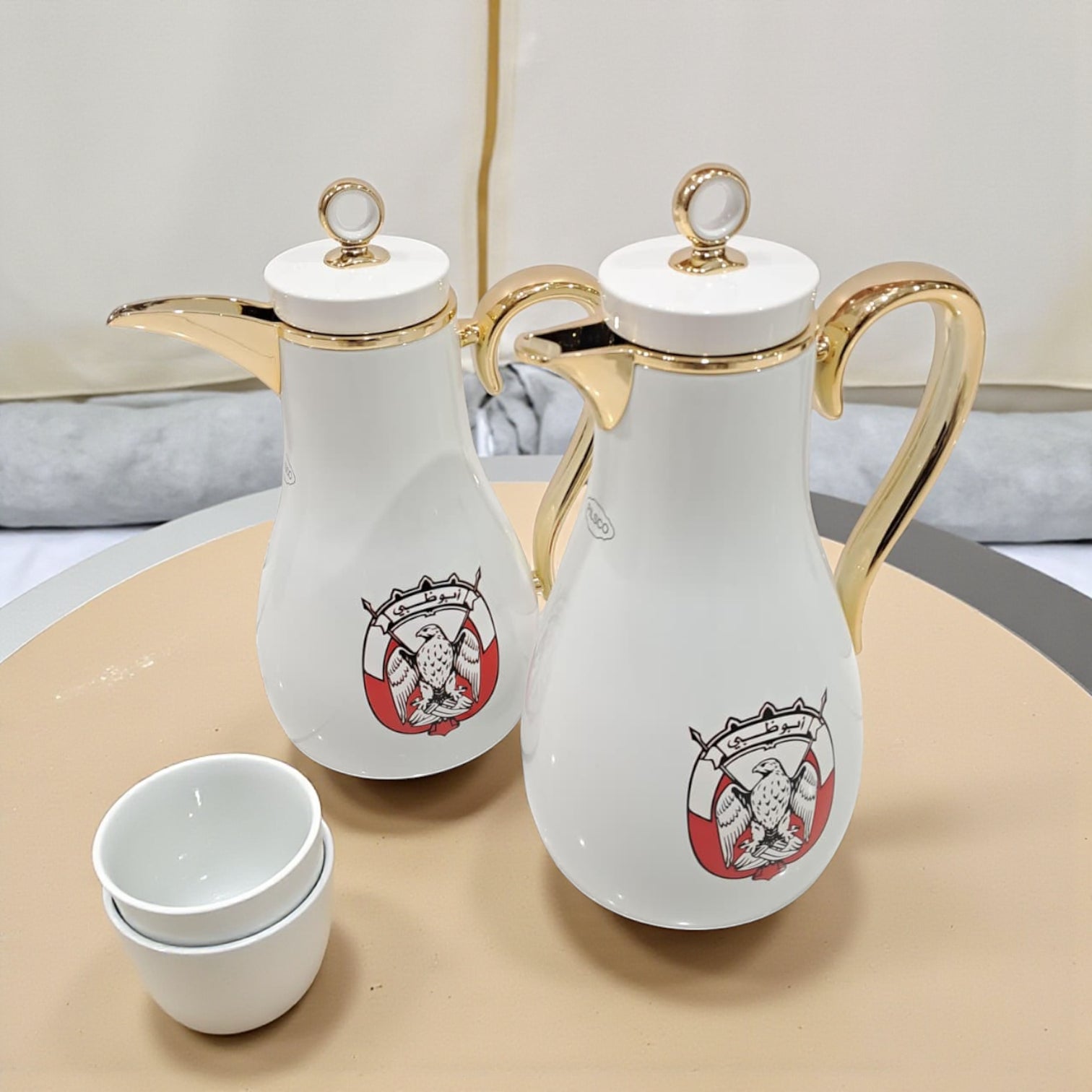 PILSCO Abu Dhabi Logo Vacuum Flask Set (1L + 0.7L) – White & Gold Arabic Coffee & Tea Thermos | Double Wall Insulated | Elegant UAE Emblem Design - Damoo