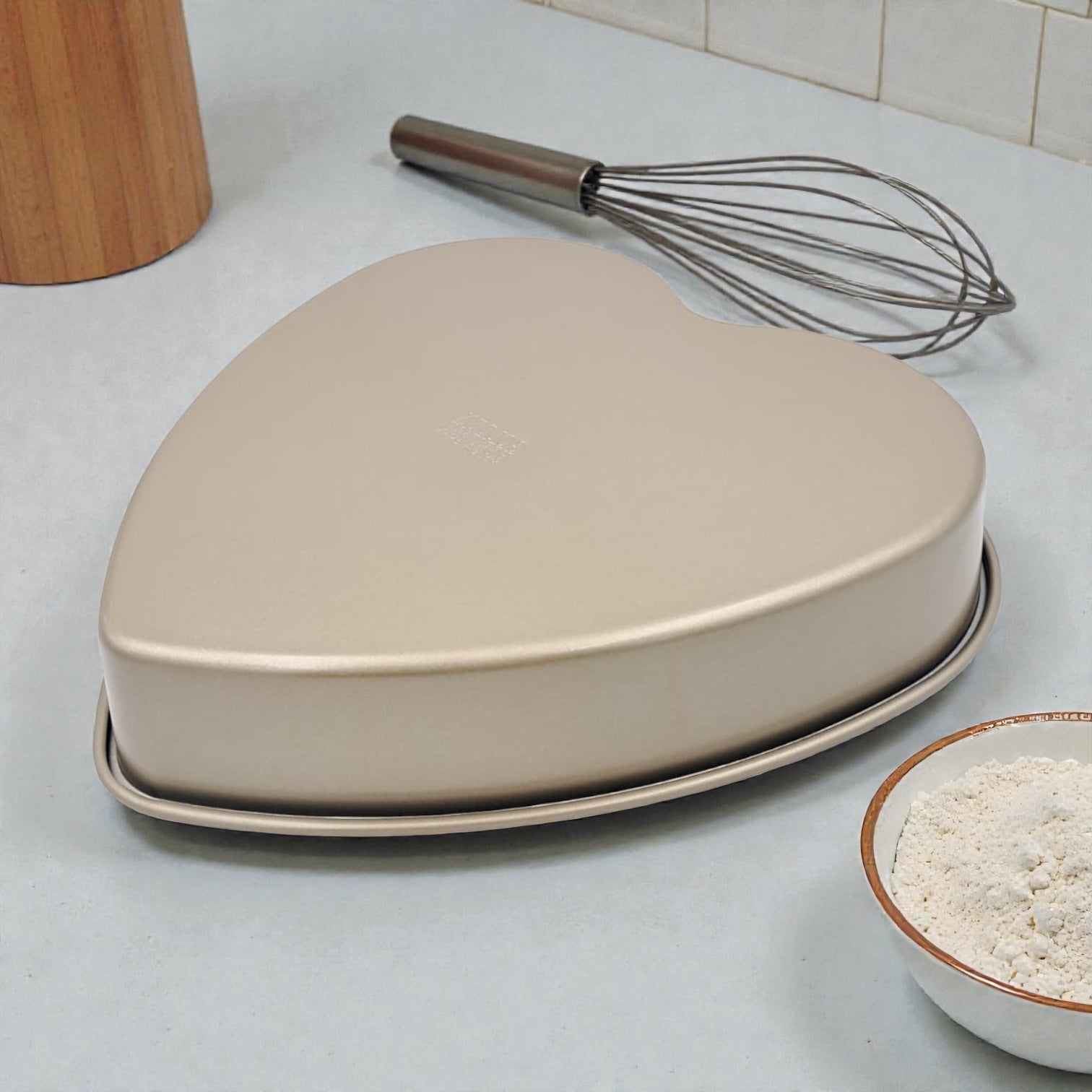 Golden Heritage Heart-Shaped Non-Stick Cake Pan – Premium Gold Bakeware, Dishwasher Safe, Even Heat Baking (5H x 29L × 29W CM) - Damoo