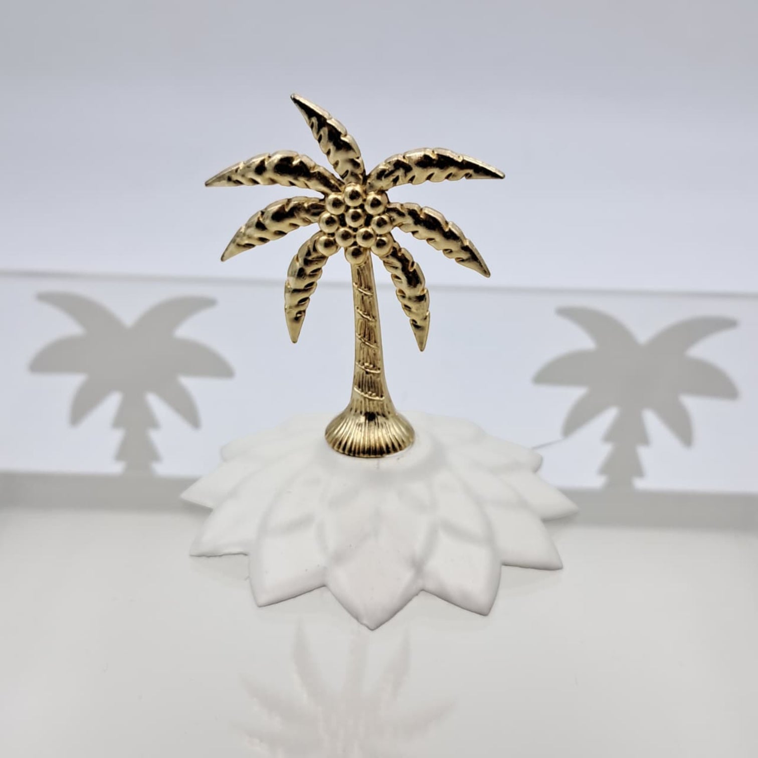 صينية تقديم أكريليك مربعة الشكل بتصميم شجرة نخيل بيضاء مع غطاء مقبب - طبق أنيق شفاف لعرض الحلويات | صينية حلوى وكعك فاخرة بمقبض ذهبي