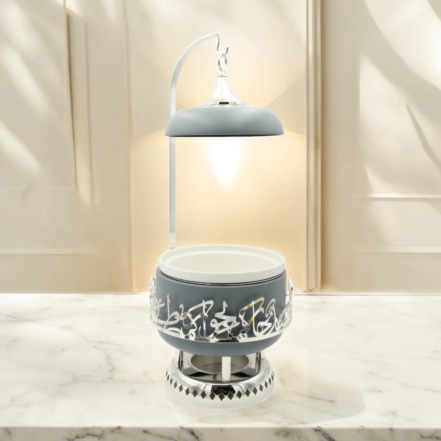 Otantik Luxury Arabic Serving Buffet Dish with Lid & Stand 2.5 Liters – Insulated Food Warmer with Silver Arabic Calligraphy Design – Elegant Bone China & Stainless Steel Thermal Chafing Dish for Majlis & Events - Jiwar Collection - Damoo
