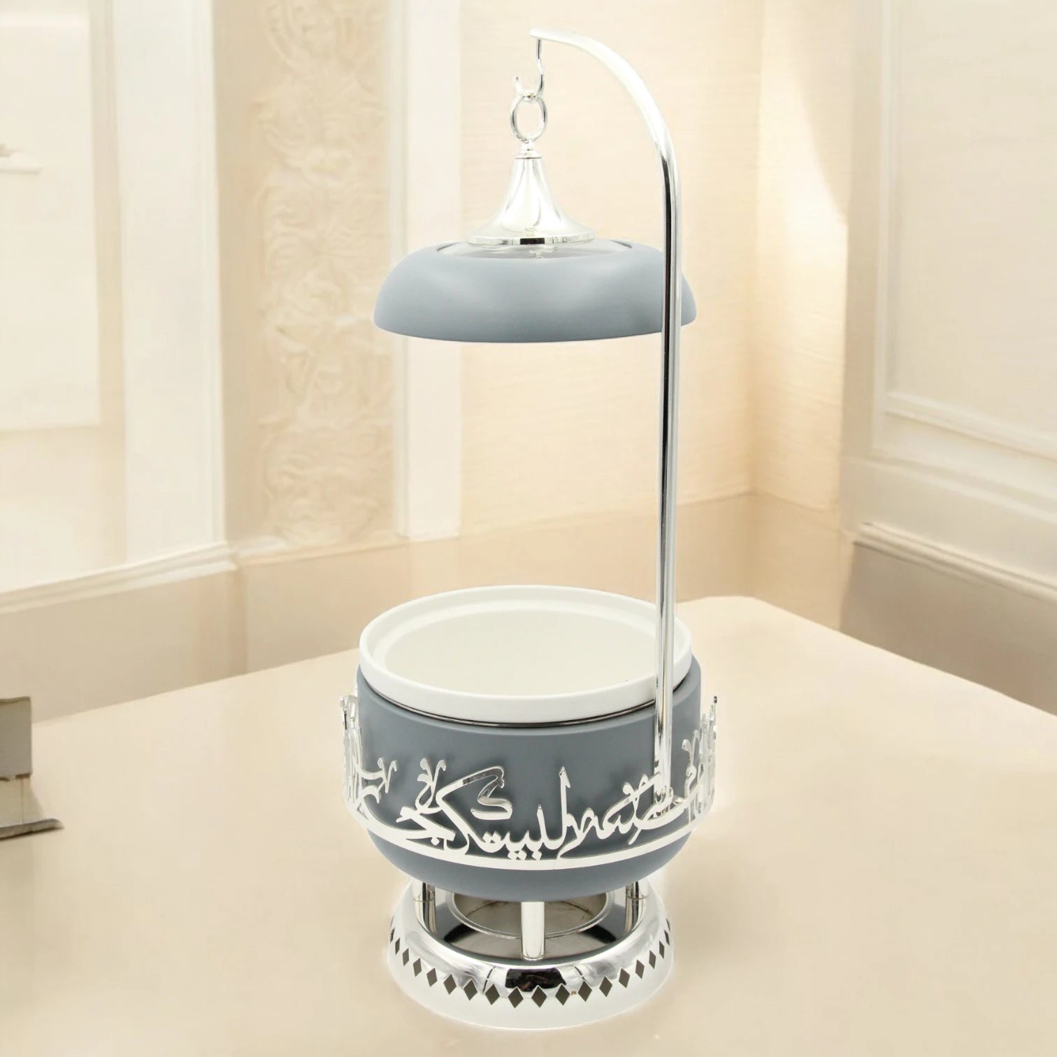 Otantik Luxury Arabic Serving Buffet Dish with Lid & Stand 2.5 Liters – Insulated Food Warmer with Silver Arabic Calligraphy Design – Elegant Bone China & Stainless Steel Thermal Chafing Dish for Majlis & Events - Jiwar Collection - Damoo