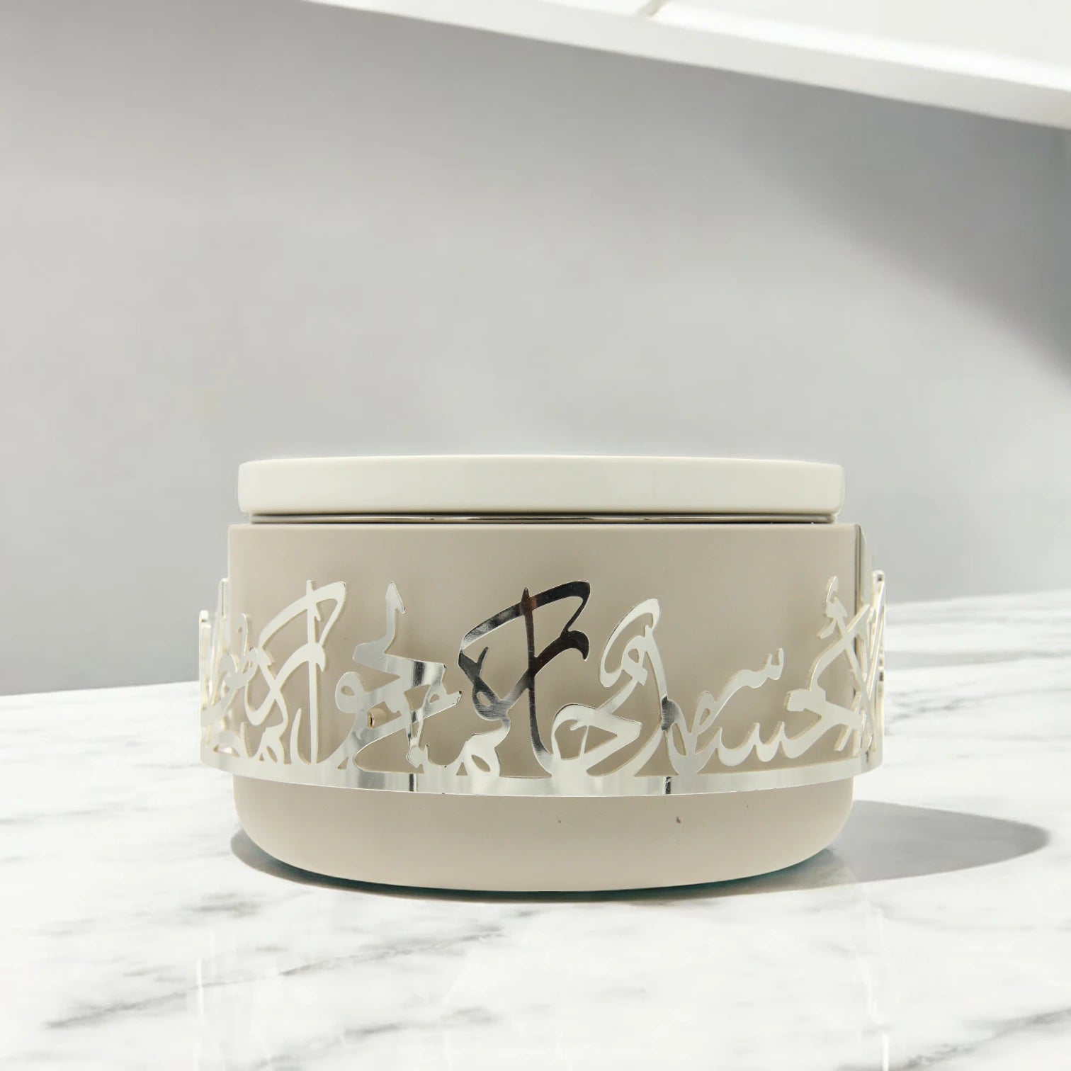 Otantik Luxury Arabic Serving Buffet Dish with Lid & Stand 2.5 Liters – Insulated Food Warmer with Silver Arabic Calligraphy Design – Elegant Bone China & Stainless Steel Thermal Chafing Dish for Majlis & Events - Jiwar Collection - Damoo