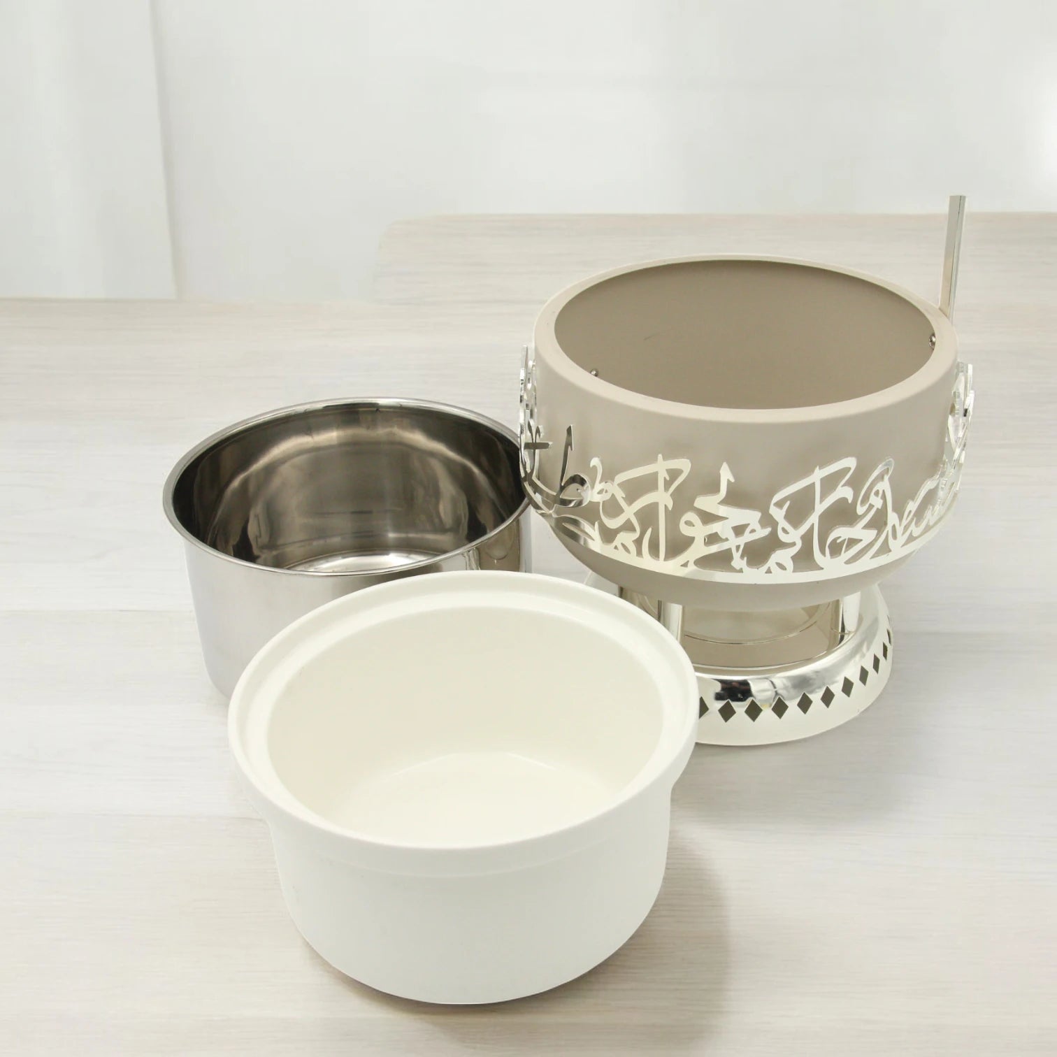 Otantik Luxury Arabic Serving Buffet Dish with Lid & Stand 2.5 Liters – Insulated Food Warmer with Silver Arabic Calligraphy Design – Elegant Bone China & Stainless Steel Thermal Chafing Dish for Majlis & Events - Jiwar Collection - Damoo