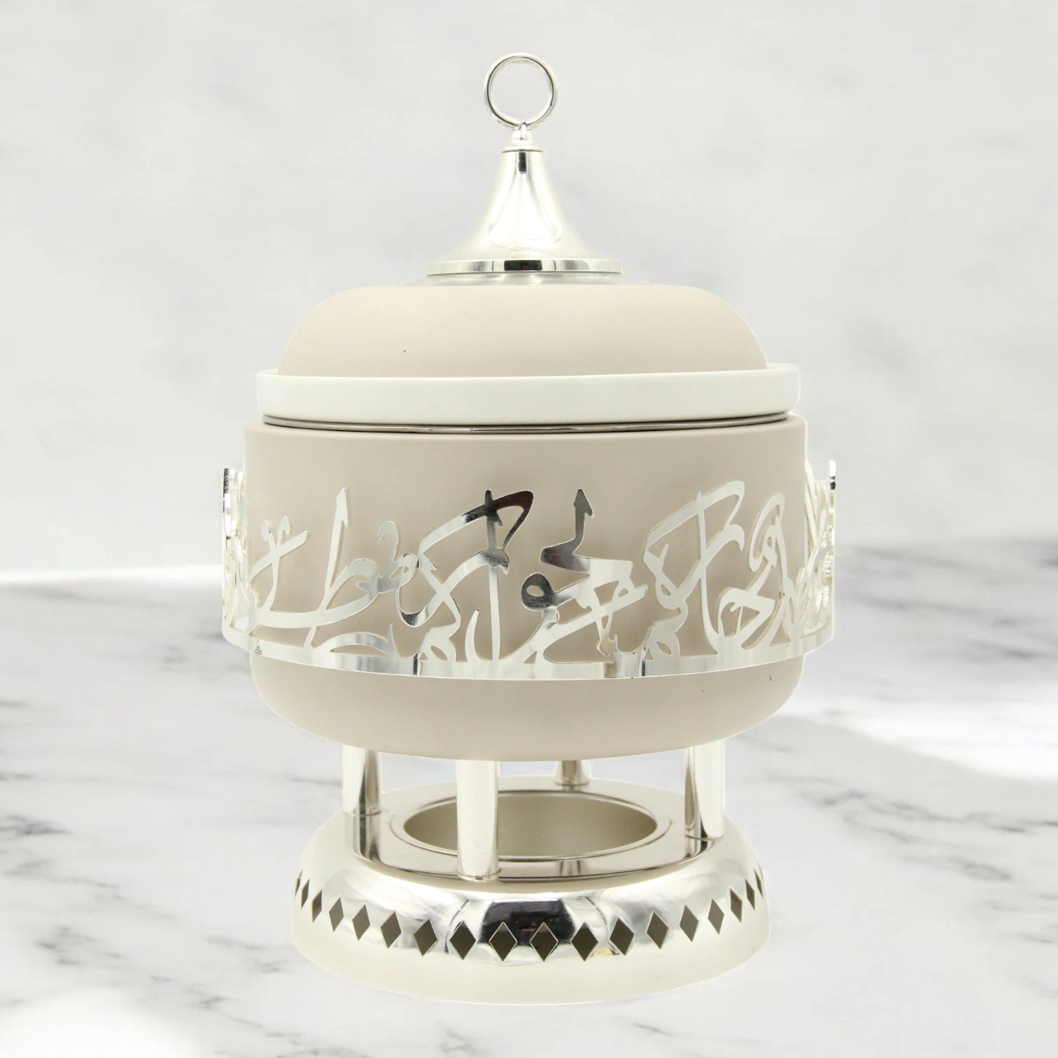 Otantik Luxury Arabic Serving Buffet Dish with Lid & Stand 2.5 Liters – Insulated Food Warmer with Silver Arabic Calligraphy Design – Elegant Bone China & Stainless Steel Thermal Chafing Dish for Majlis & Events - Jiwar Collection - Damoo