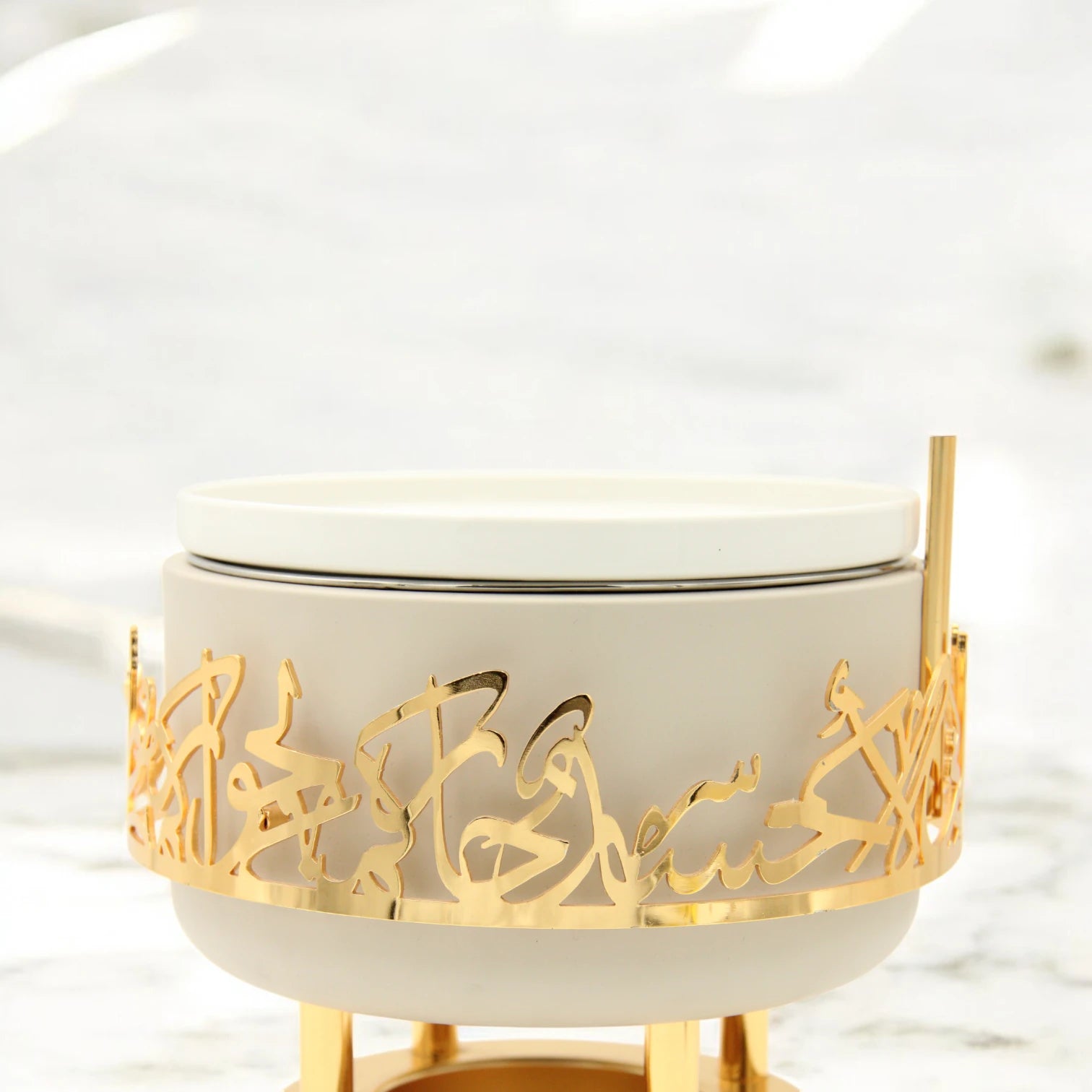 Otantik Luxury Arabic Serving Buffet Dish with Lid & Stand 2.5 Liters – Insulated Food Warmer with Silver Arabic Calligraphy Design – Elegant Bone China & Stainless Steel Thermal Chafing Dish for Majlis & Events - Jiwar Collection - Damoo