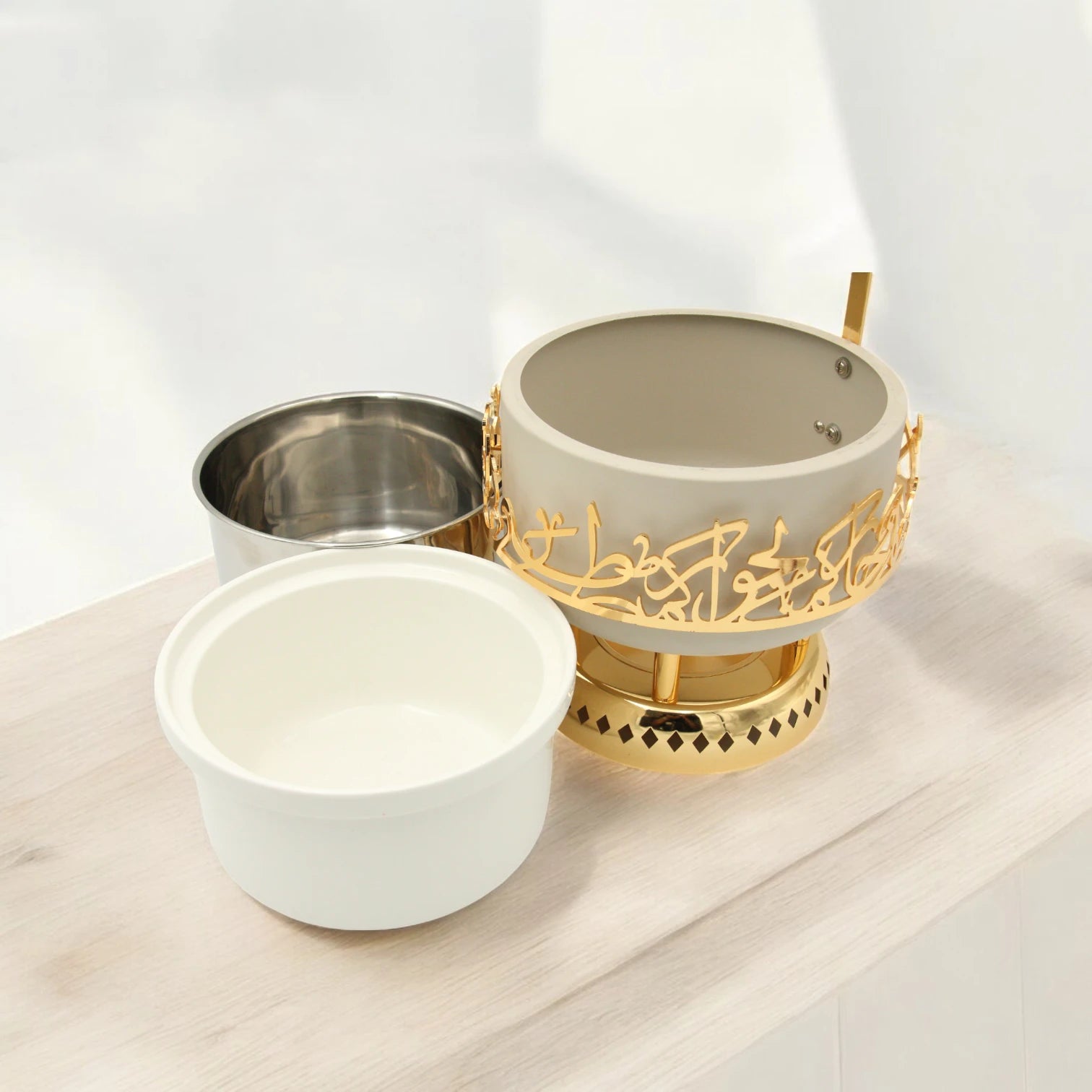 Otantik Luxury Arabic Serving Buffet Dish with Lid & Stand 2.5 Liters – Insulated Food Warmer with Silver Arabic Calligraphy Design – Elegant Bone China & Stainless Steel Thermal Chafing Dish for Majlis & Events - Jiwar Collection - Damoo