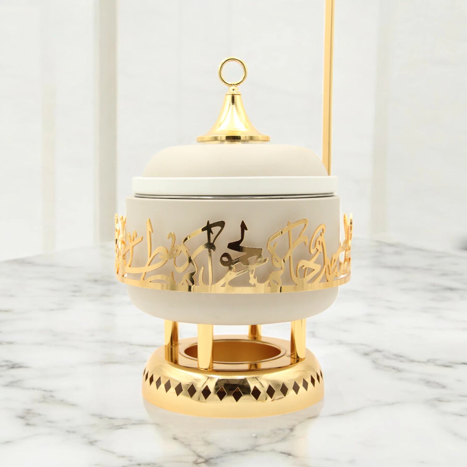 Otantik Luxury Arabic Serving Buffet Dish with Lid & Stand 2.5 Liters – Insulated Food Warmer with Silver Arabic Calligraphy Design – Elegant Bone China & Stainless Steel Thermal Chafing Dish for Majlis & Events - Jiwar Collection - Damoo