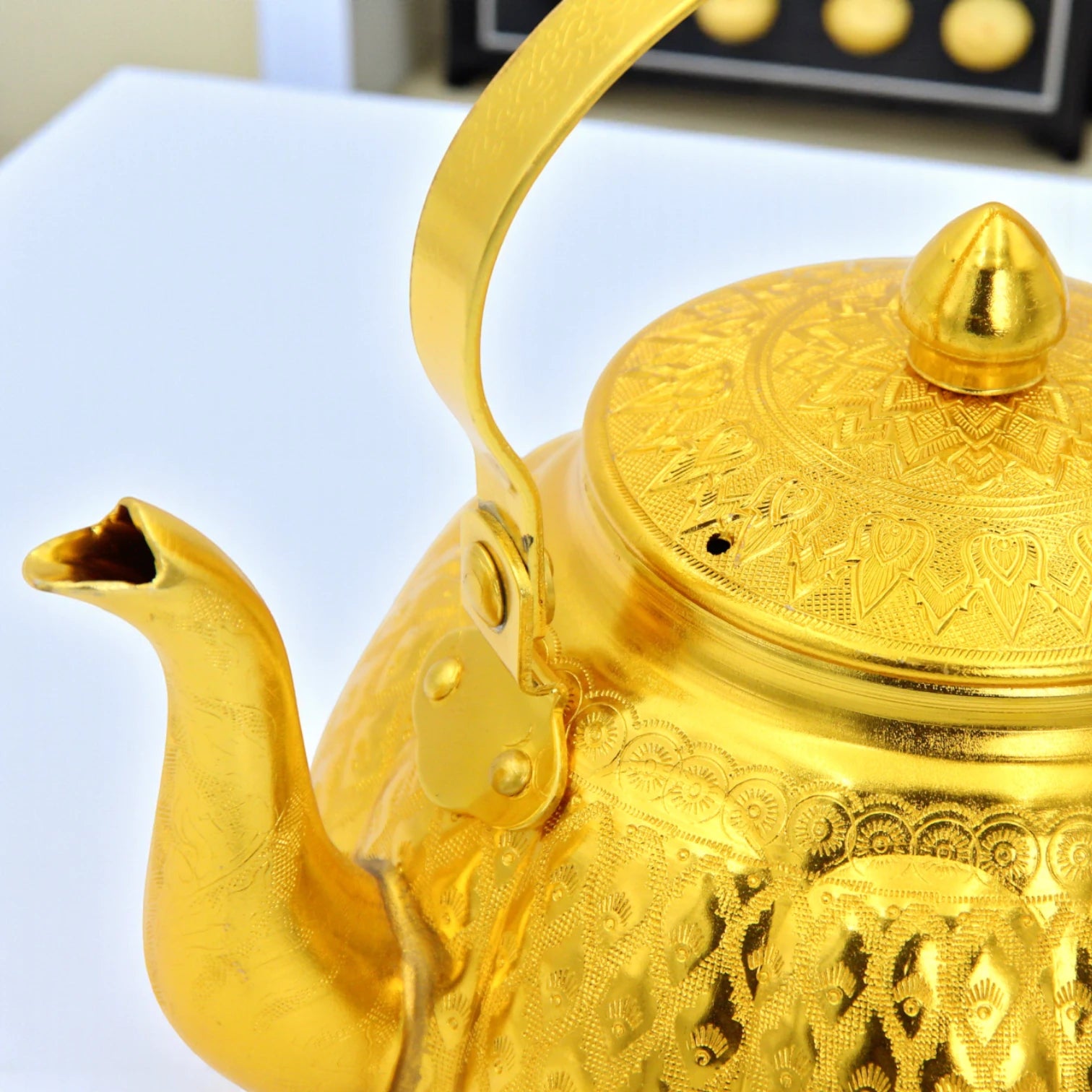 Handcrafted Golden Arabic Tea Kettle – Traditional Embossed Design, Durable Metal Build, Decorative & Functional Teapot with Handle and Lid for Serving Tea, Coffee & Arabic Hospitality - Damoo