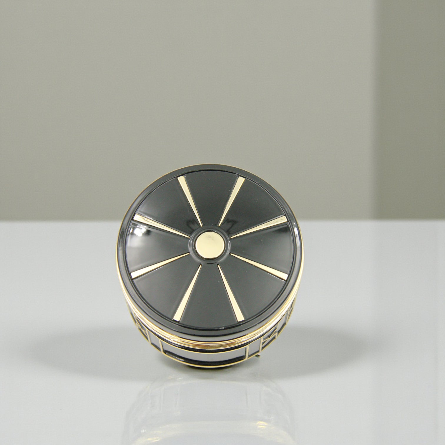 جرة زخرفية سوداء فاخرة بتفاصيل ذهبية - حاوية تخزين أنيقة للبخور أو المجوهرات أو ديكور المنزل