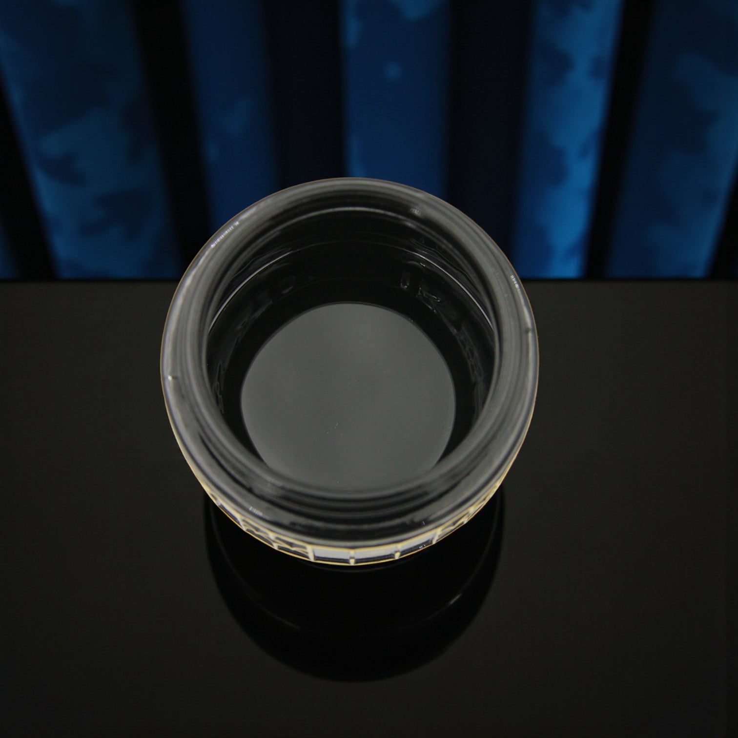 جرة زخرفية سوداء فاخرة بتفاصيل ذهبية - حاوية تخزين أنيقة للبخور أو المجوهرات أو ديكور المنزل