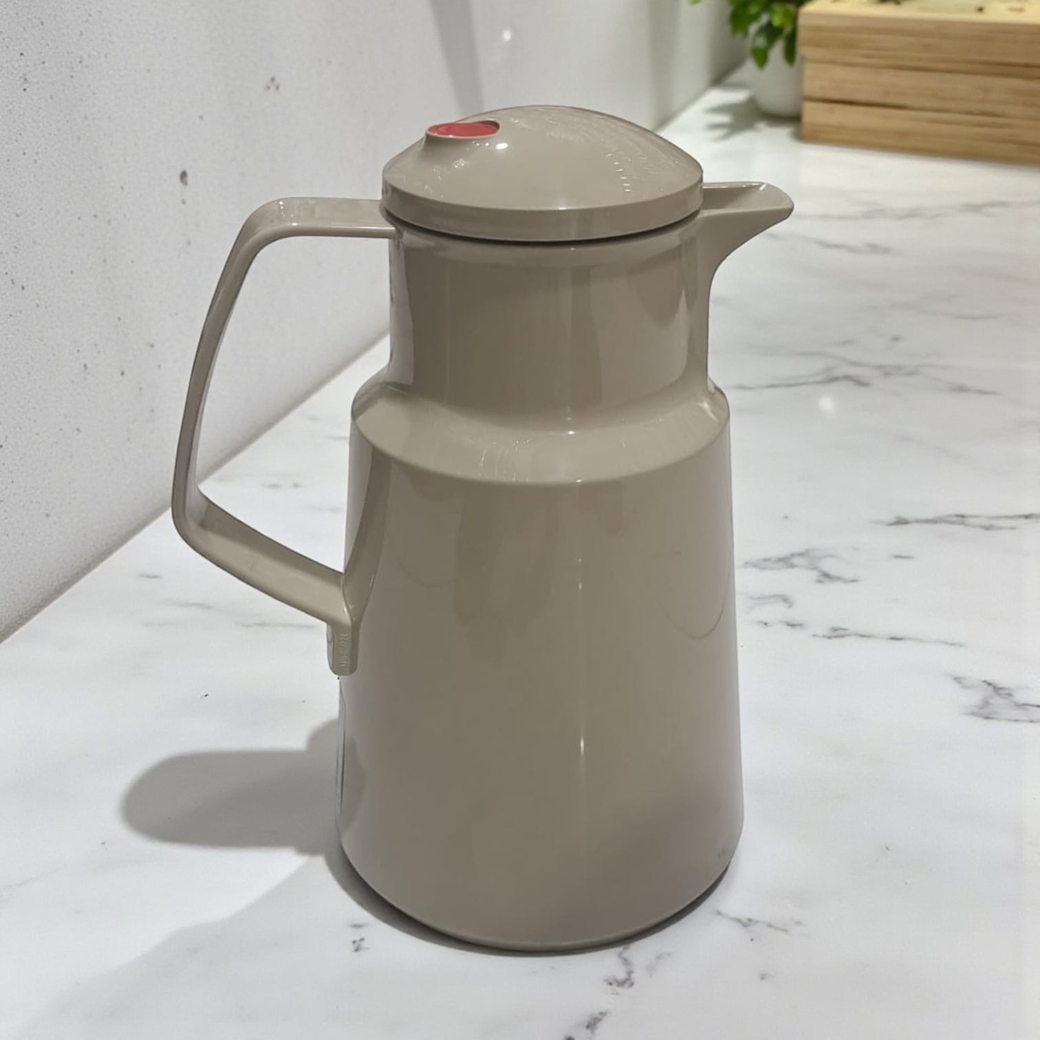 Rotpunkt 1.0L High-Quality Vacuum Jug – Beige Insulated Thermos with 24H Heat / 36H Cold Retention, Ergonomic Handle, Lightweight Design & Leak-Proof Lid – German-Made for Daily Use - Damoo