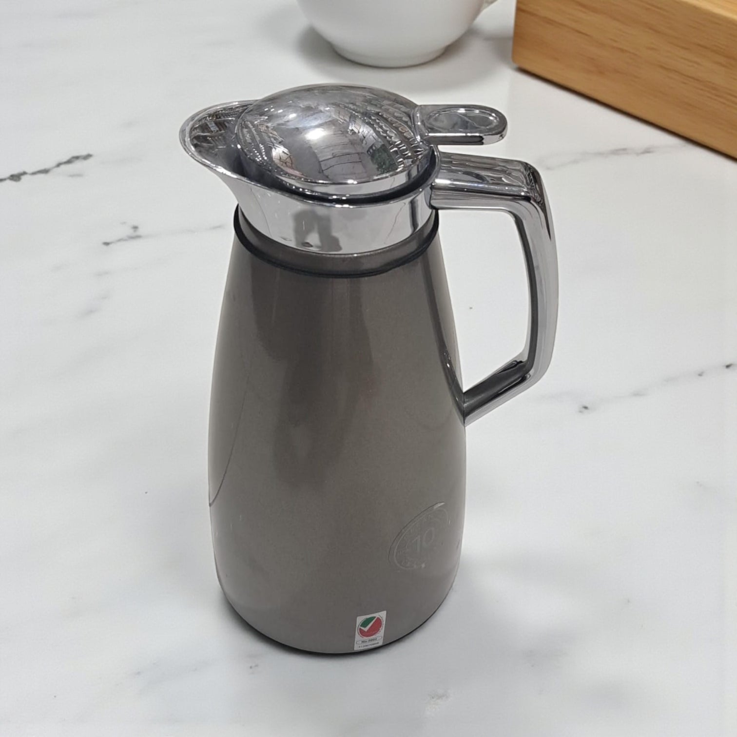 Emsa Plaza Quick-Tip Vacuum Jug 1.0L – Stainless Steel Thermal Flask with Diamond Aroma System, 12H Heat Retention & 24H Cold Preservation, Easy Pour Quick-Tip Lid, Grey - Damoo