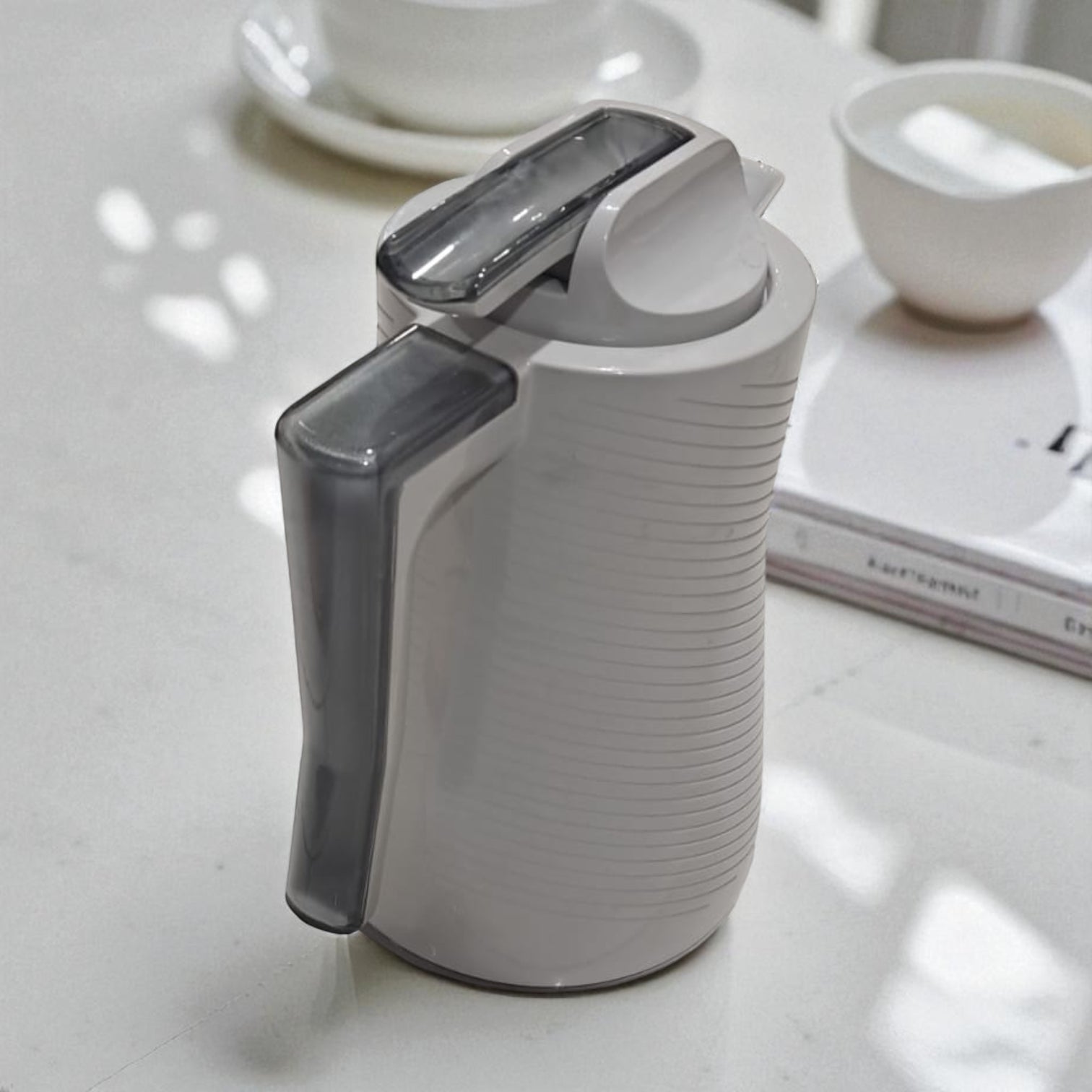 Modern Insulated Thermos Jug – Premium Double Wall Vacuum Flask with Elegant Curved Handle, Heat & Cold Retention Design, Leakproof Lid, and Textured Finish for Home, Office & Serving - Damoo