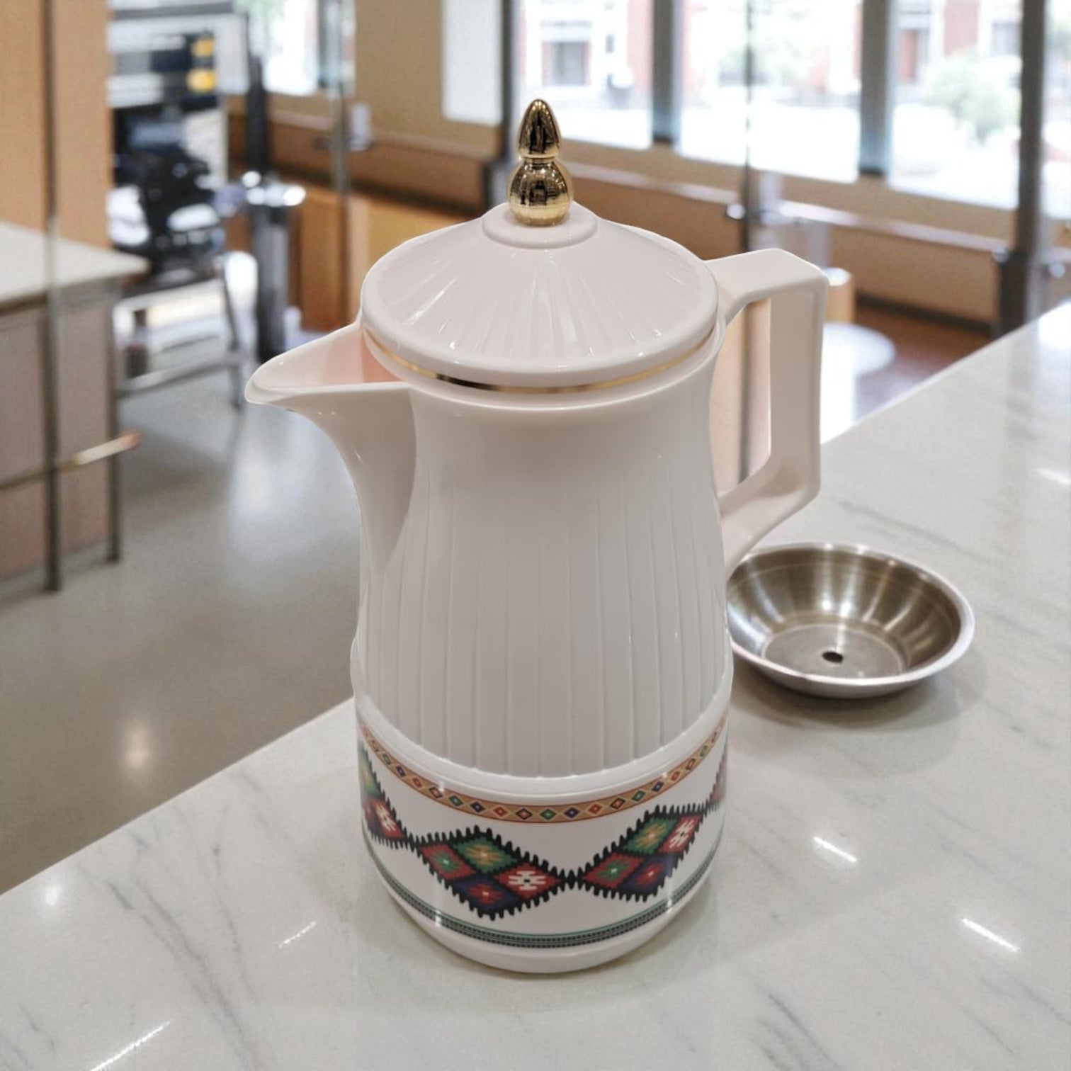 Arabic Pattern White Thermos 1.0L – Elegant Insulated Vacuum Flask with Golden Lid, Traditional Geometric Design, Long Heat & Cold Retention, and Comfortable Handle for Home or Majlis Use - Damoo