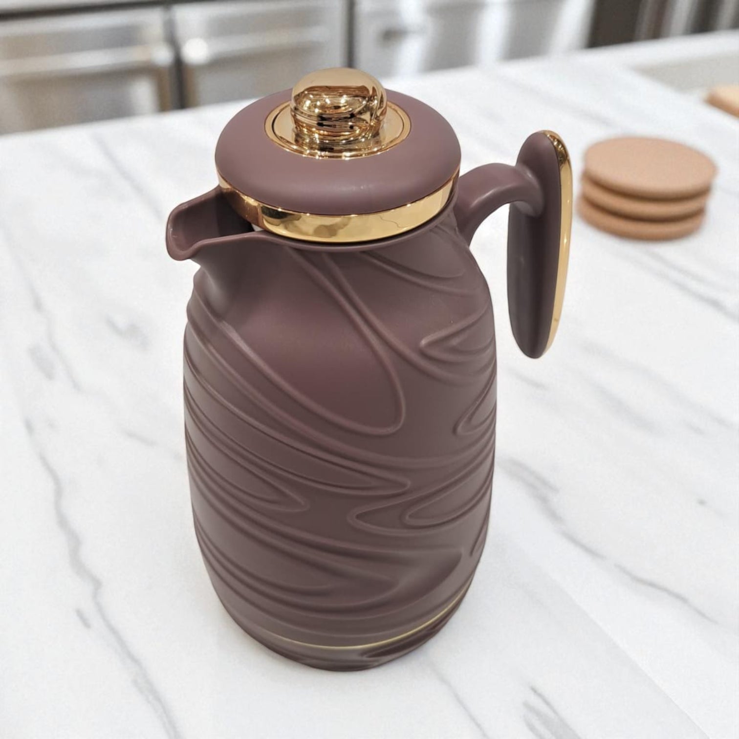 Premium Brown Insulated Thermos Jug 1.0L – Elegant Gold-Accented Vacuum Flask with Textured Design, Long Heat & Cold Retention, and Comfortable Handle for Daily Use - Damoo