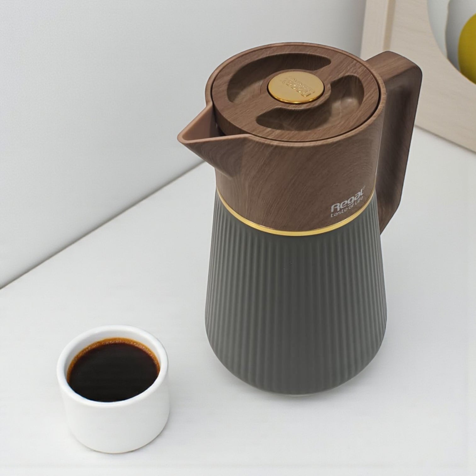 Regal 0.5L Thermal Coffee Carafe – Stylish Double-Wall Vacuum Flask, Elegant Wood-Finish Lid & Handle, Modern Design, Durable Hot & Cold Beverage Server