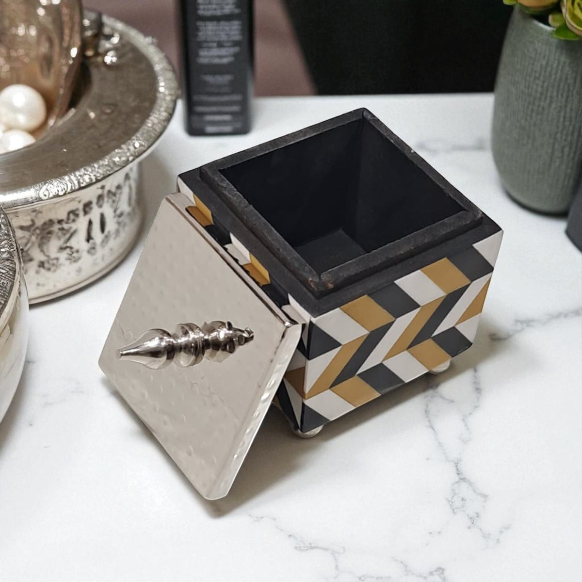 Luxury Geometric Bukhoor & Mabkhara Set with Metal Lid and Tray – Modern Black, White & Gold Resin Incense Burner for Home, Majlis & Gifting - Damoo