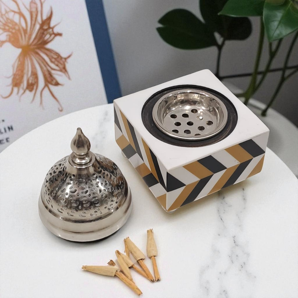 Luxury Geometric Bukhoor & Mabkhara Set with Metal Lid and Tray – Modern Black, White & Gold Resin Incense Burner for Home, Majlis & Gifting - Damoo
