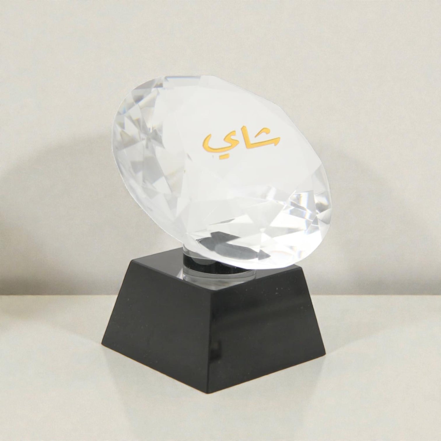 Luxury Crystal Tea Display Ornament with Gold Arabic Calligraphy "شاي" – Elegant Faceted Glass Decorative Piece on Black Stand for Home, Office, and Gift Decor** - Damoo