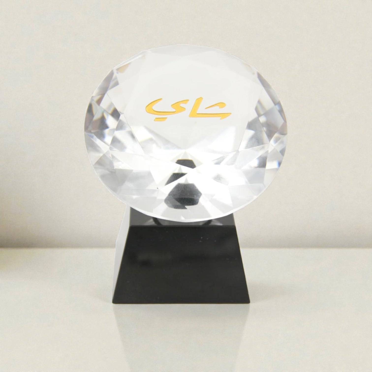 Luxury Crystal Tea Display Ornament with Gold Arabic Calligraphy "شاي" – Elegant Faceted Glass Decorative Piece on Black Stand for Home, Office, and Gift Decor** - Damoo