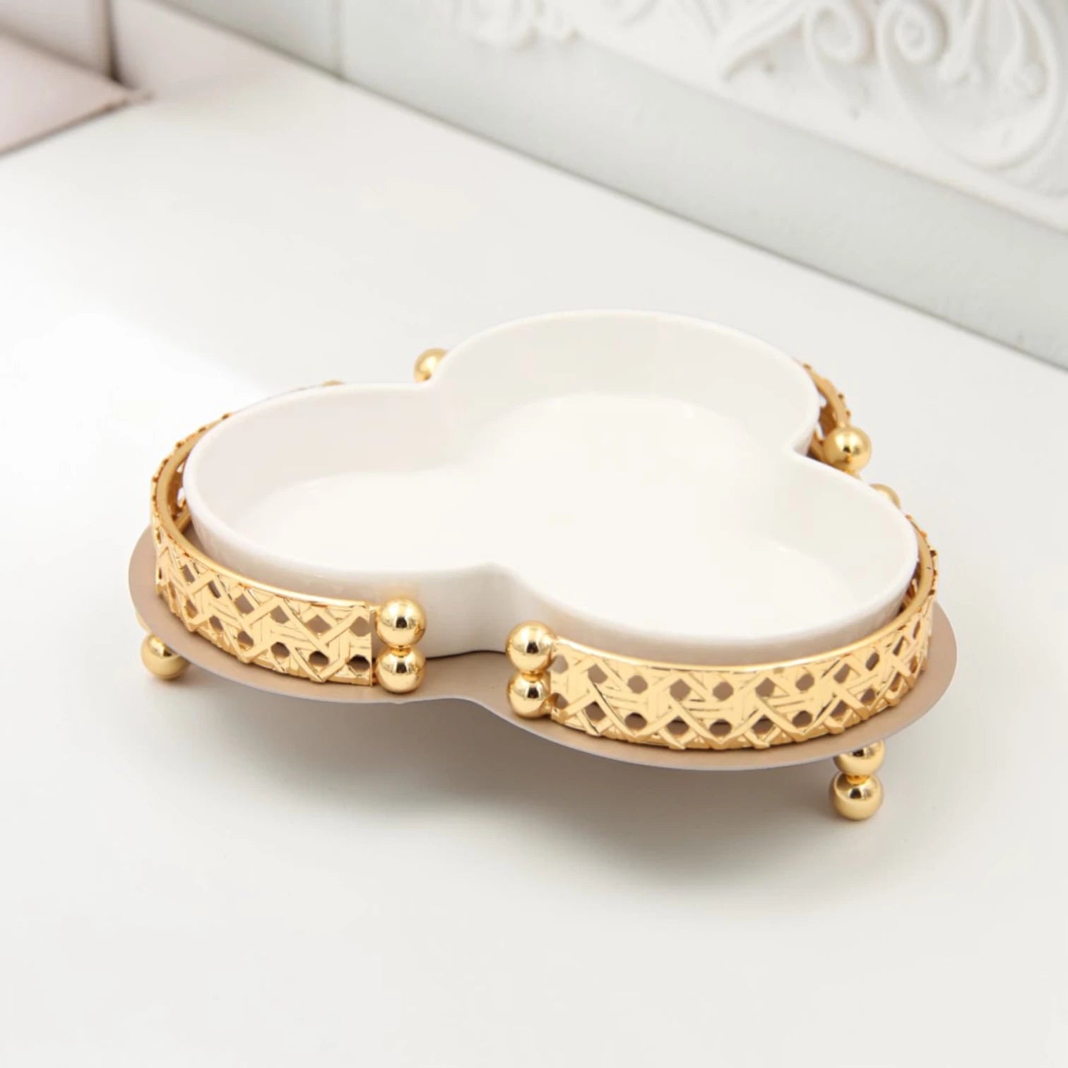 Al Habbai Clover Shaped Covered Serving Dish with Lid and Decorative Stand – Candy, Dates & Dessert Serving Bowl for Majlis and Hospitality - Damoo