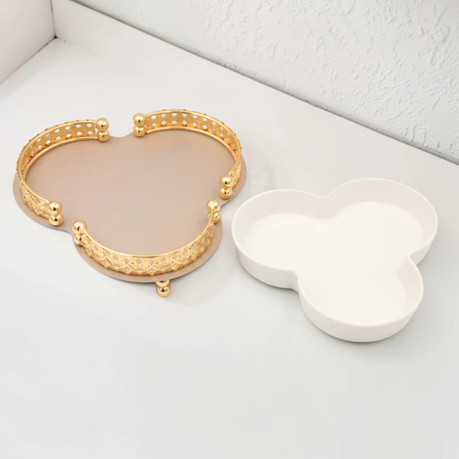 Al Habbai Clover Shaped Covered Serving Dish with Lid and Decorative Stand – Candy, Dates & Dessert Serving Bowl for Majlis and Hospitality - Damoo
