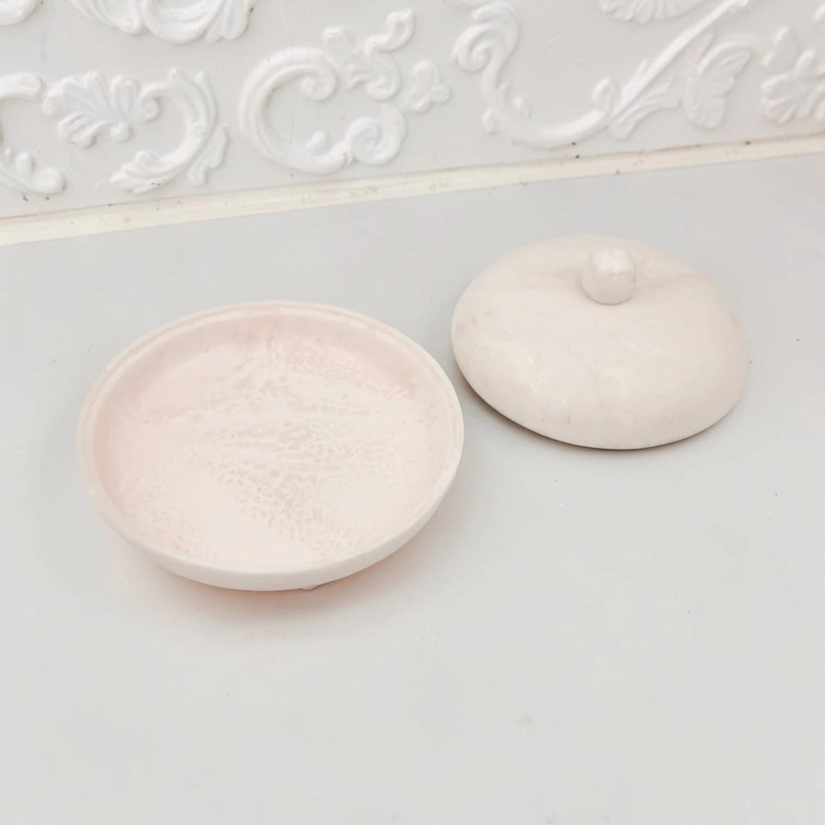 Round Decorative Serving Tray with Raised Base Stand – Elegant Tabletop Display Dish for Snacks & Décor (16H x 25.5L × 25.5W CM) - Damoo