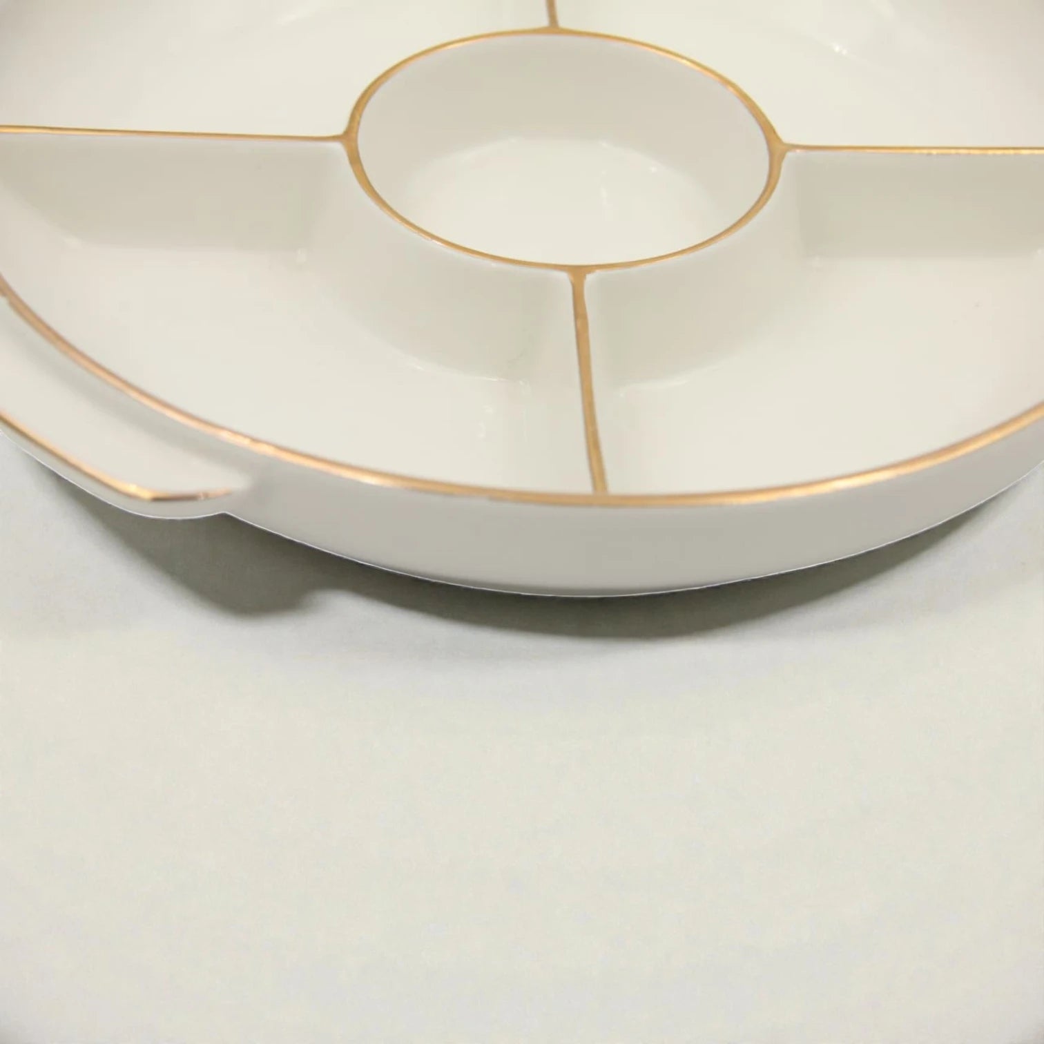 Round Sectioned Serving Tray with Lid & Handles – Multi-Compartment Snack & Appetizer Serving Plate with Covered Top (16H x 30L × 26W CM) - Damoo