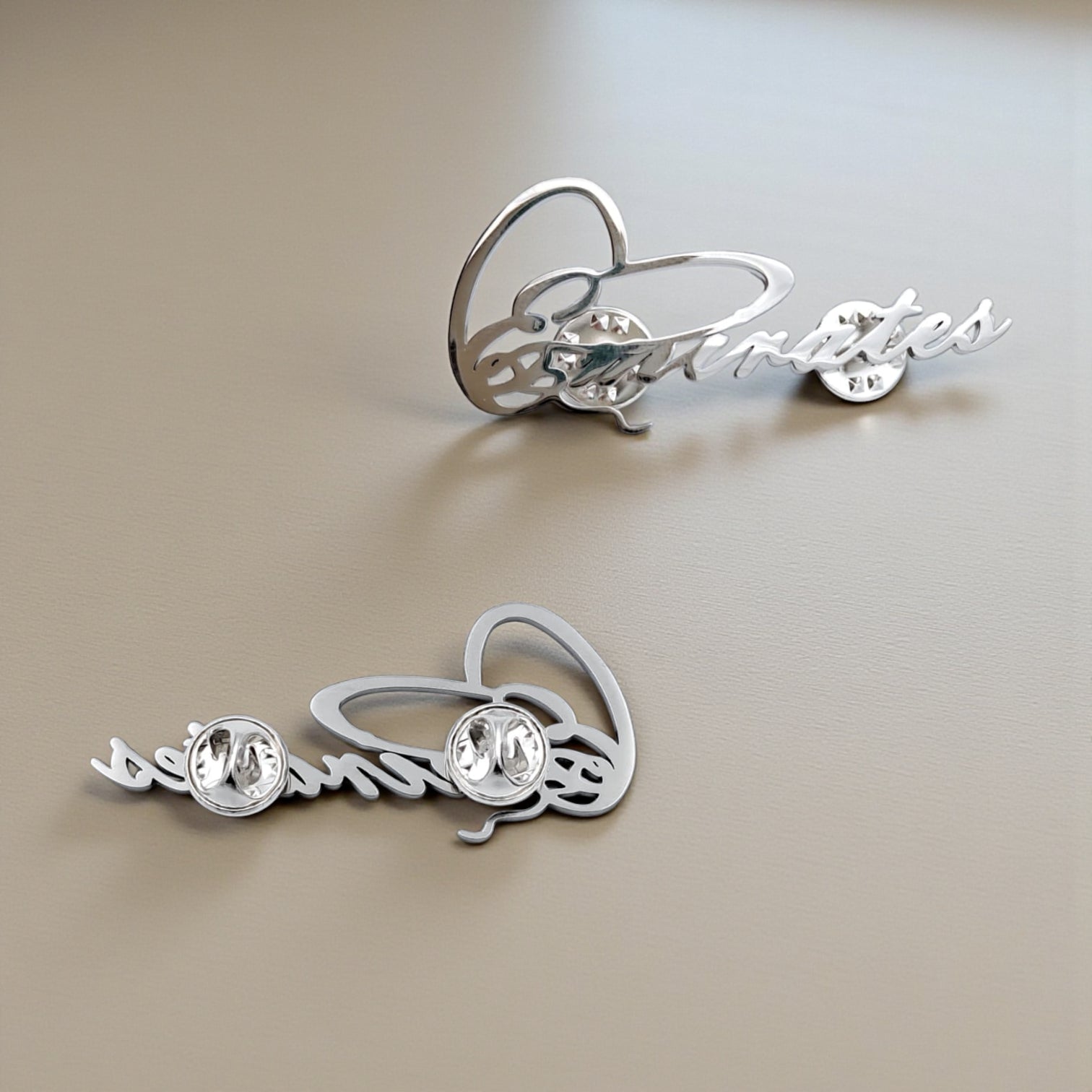 Emirates Script Metal Badge – Elegant Calligraphic Lapel Pin with Stylish Design for National Day, Flag Day, and Patriotic Celebrations