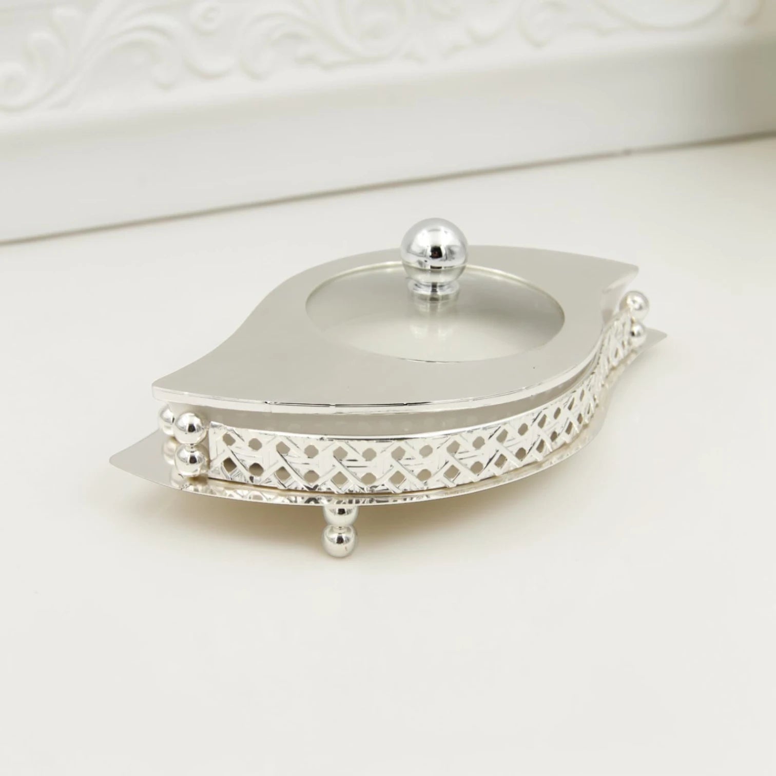 Al Habbai Leaf Shape Covered Serving Dish with Decorative Stand – Elegant Dates, Dessert & Candy Serving Bowl for Majlis Hospitality - Damoo