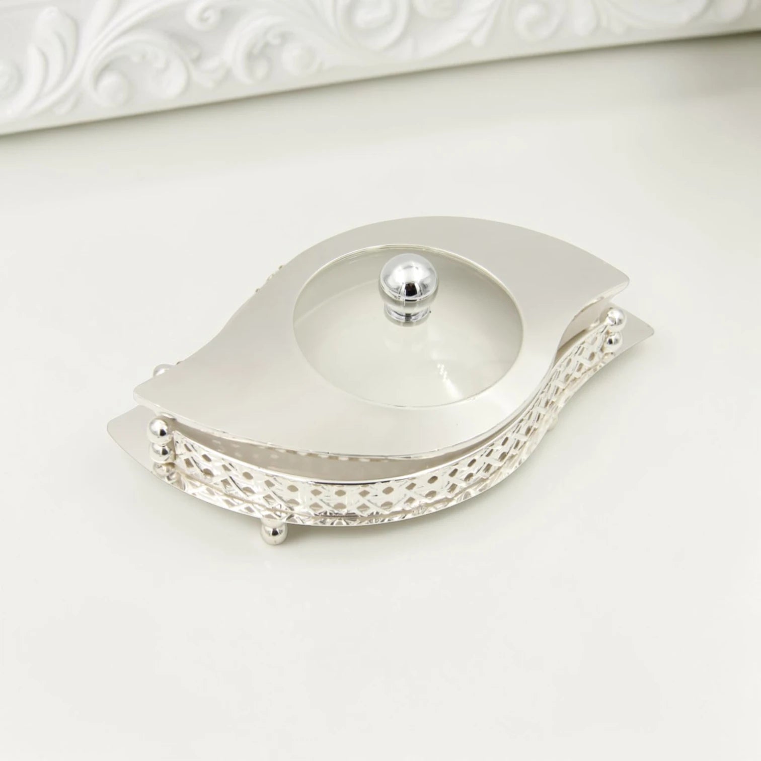 Al Habbai Leaf Shape Covered Serving Dish with Decorative Stand – Elegant Dates, Dessert & Candy Serving Bowl for Majlis Hospitality - Damoo