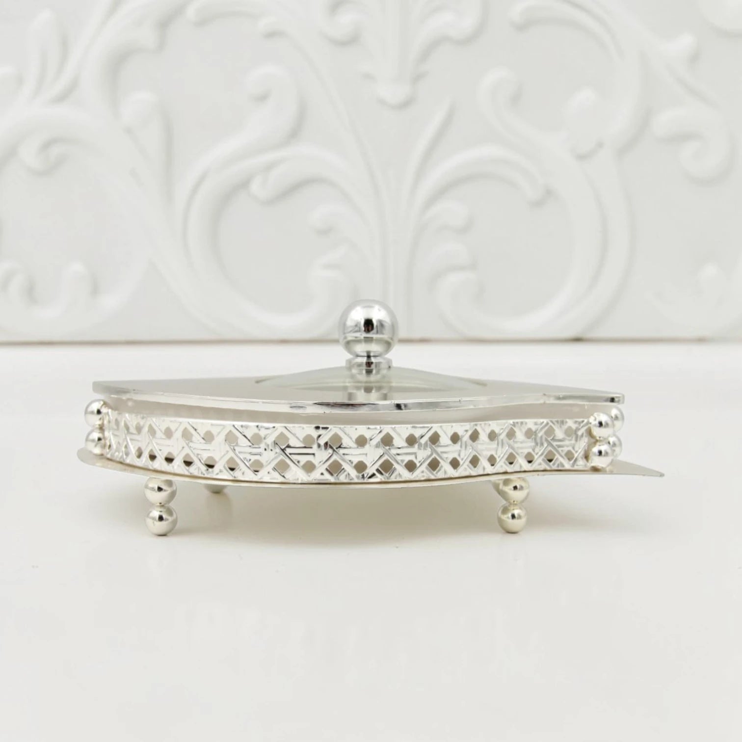 Al Habbai Leaf Shape Covered Serving Dish with Decorative Stand – Elegant Dates, Dessert & Candy Serving Bowl for Majlis Hospitality - Damoo