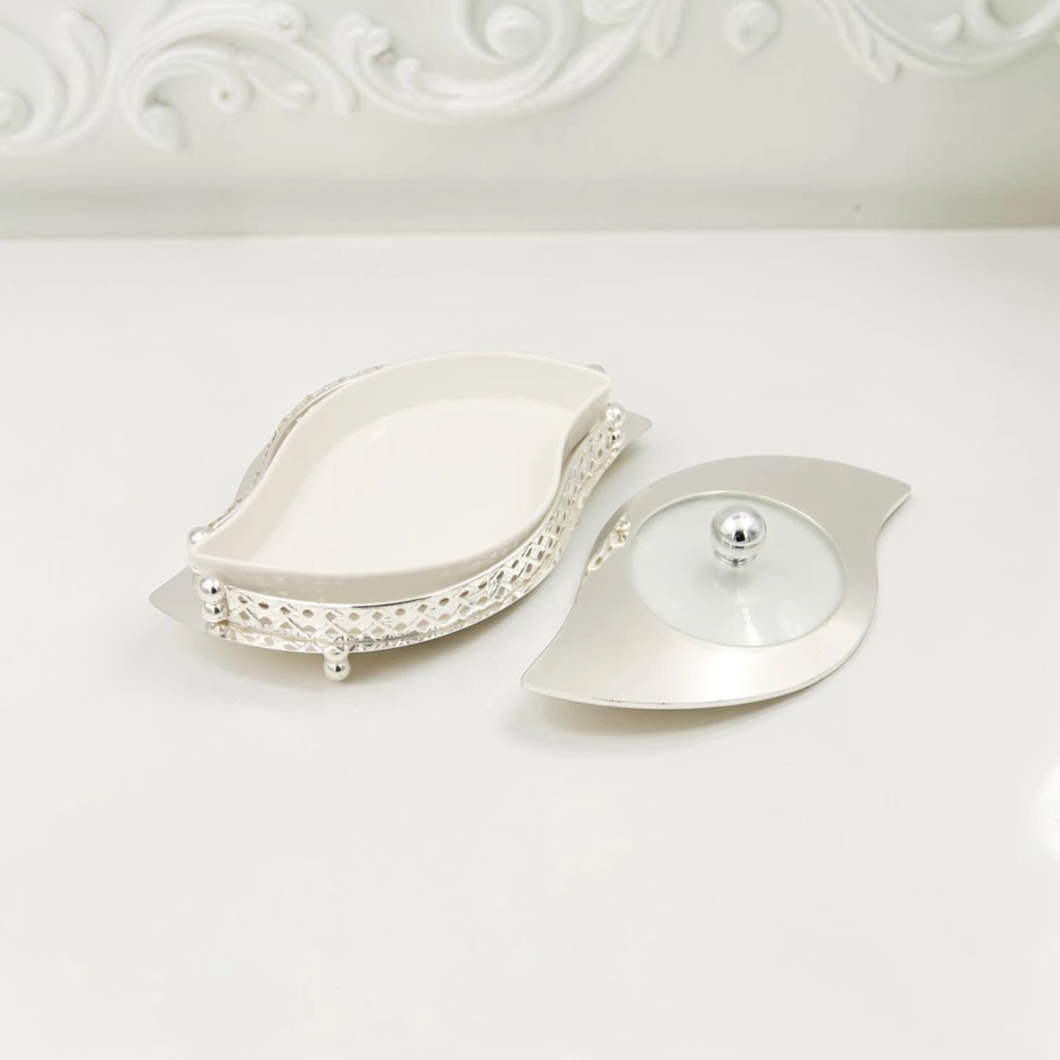 Al Habbai Leaf Shape Covered Serving Dish with Decorative Stand – Elegant Dates, Dessert & Candy Serving Bowl for Majlis Hospitality - Damoo