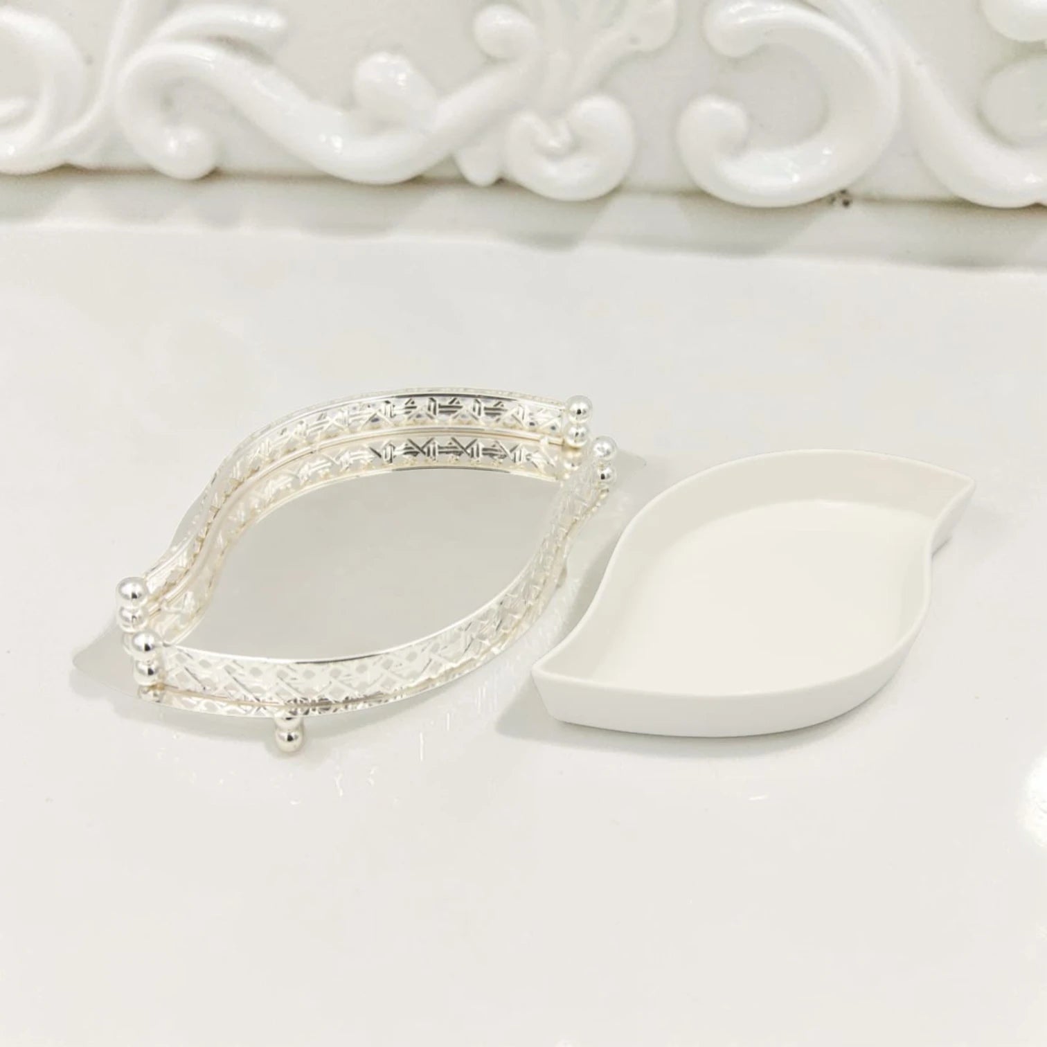Al Habbai Leaf Shape Covered Serving Dish with Decorative Stand – Elegant Dates, Dessert & Candy Serving Bowl for Majlis Hospitality - Damoo