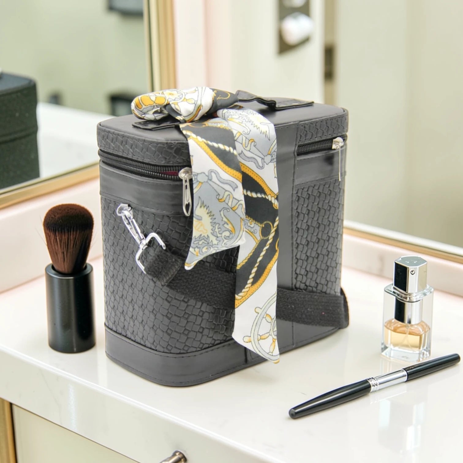 Luxury Portable Makeup Storage Box with Handle and Shoulder Strap – Large Cosmetic Organizer Case with Zipper Travel Beauty Bag (22x19x10.5cm) - Damoo