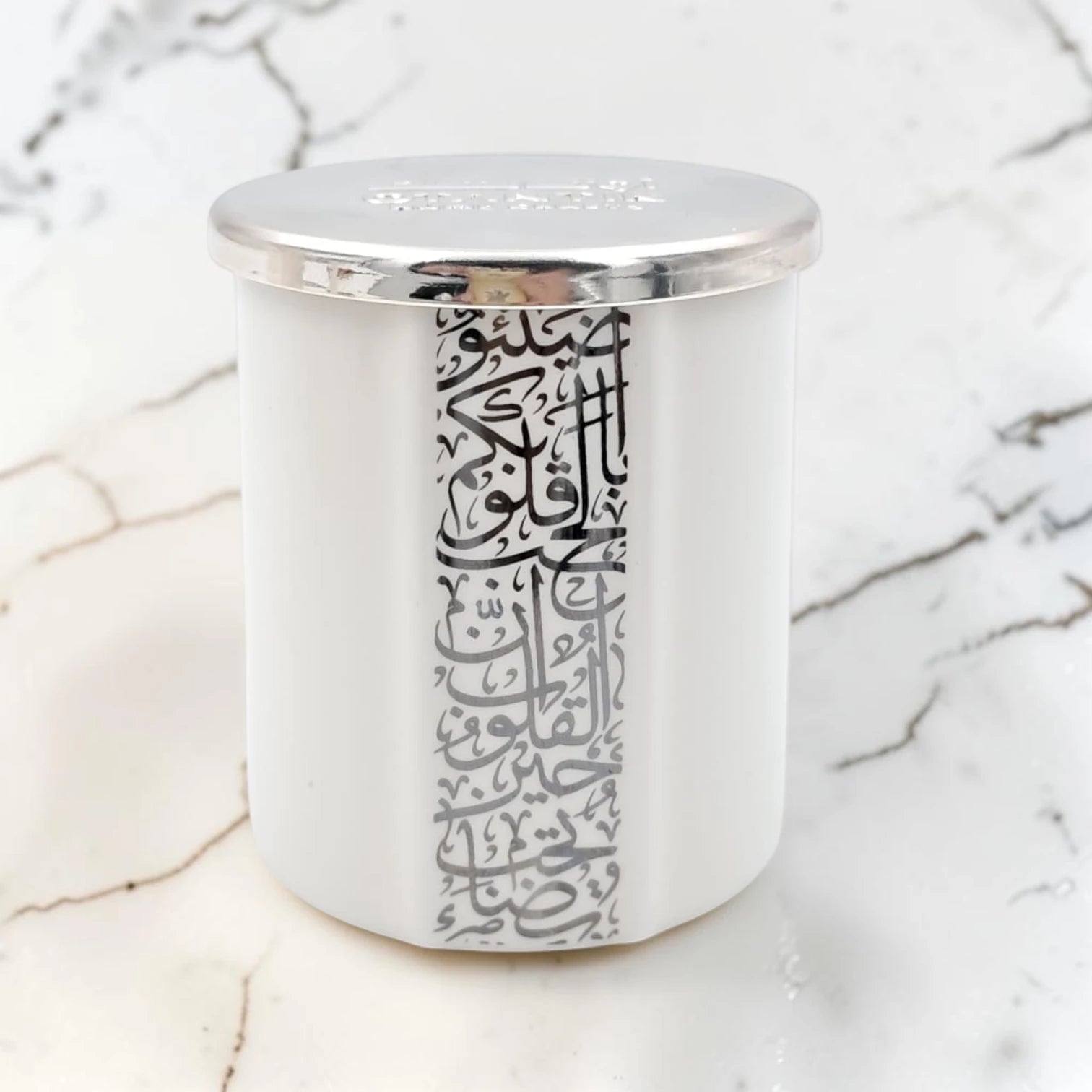 Luxury Scented Candle with Arabic Calligraphy Design & Metal Lid – Noor Collection Home Decor (6.5H x 6L x 6W CM) - Damoo