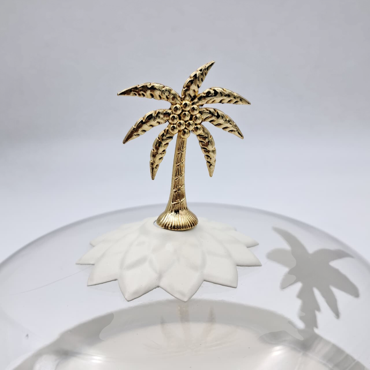 حامل كيك على شكل شجرة نخيل أبيض وذهبي بغطاء مقبب - صينية حلويات دائرية أنيقة من النحاس والزجاج | طبق تقديم مزخرف للكيك والتمر والحلويات