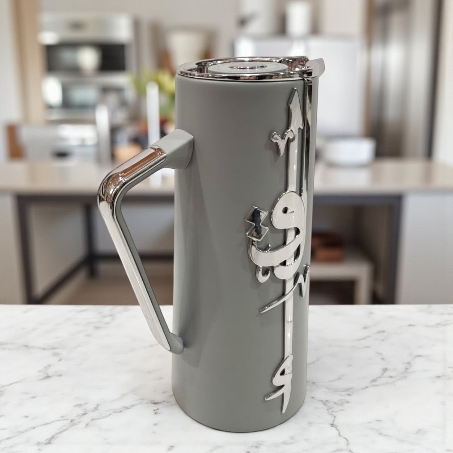 Otantik Home Arabic Calligraphy Thermos – Luxury Insulated Vacuum Jug for Arabic Coffee & Tea – Elegant 1L Flask with Metallic Handle - Damoo