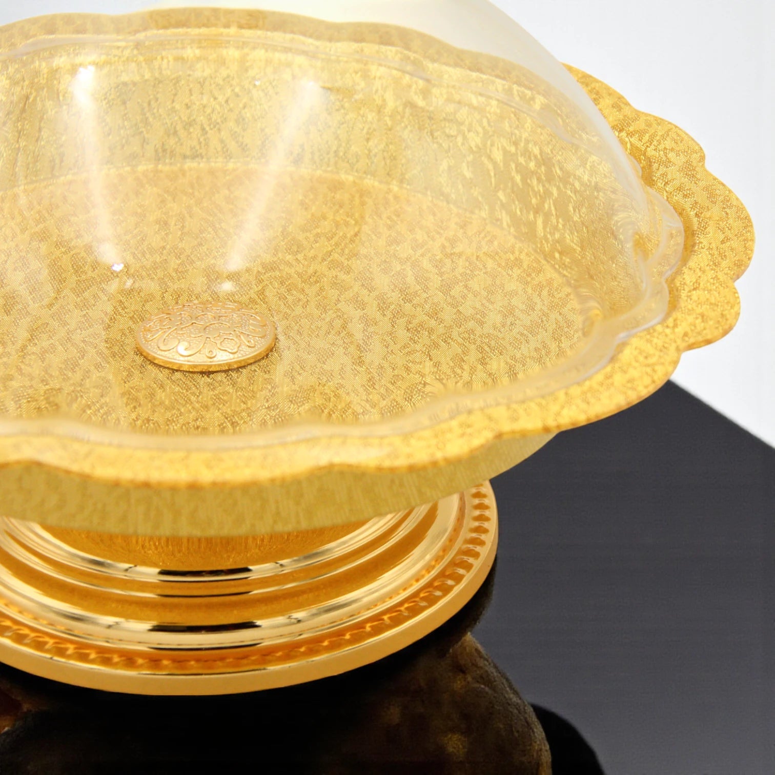 Damoo Elegant Gold-Plated Round Serving Tray with Dome Lid – Decorative Dessert Stand for Sweets, Dates & Pastries - Damoo