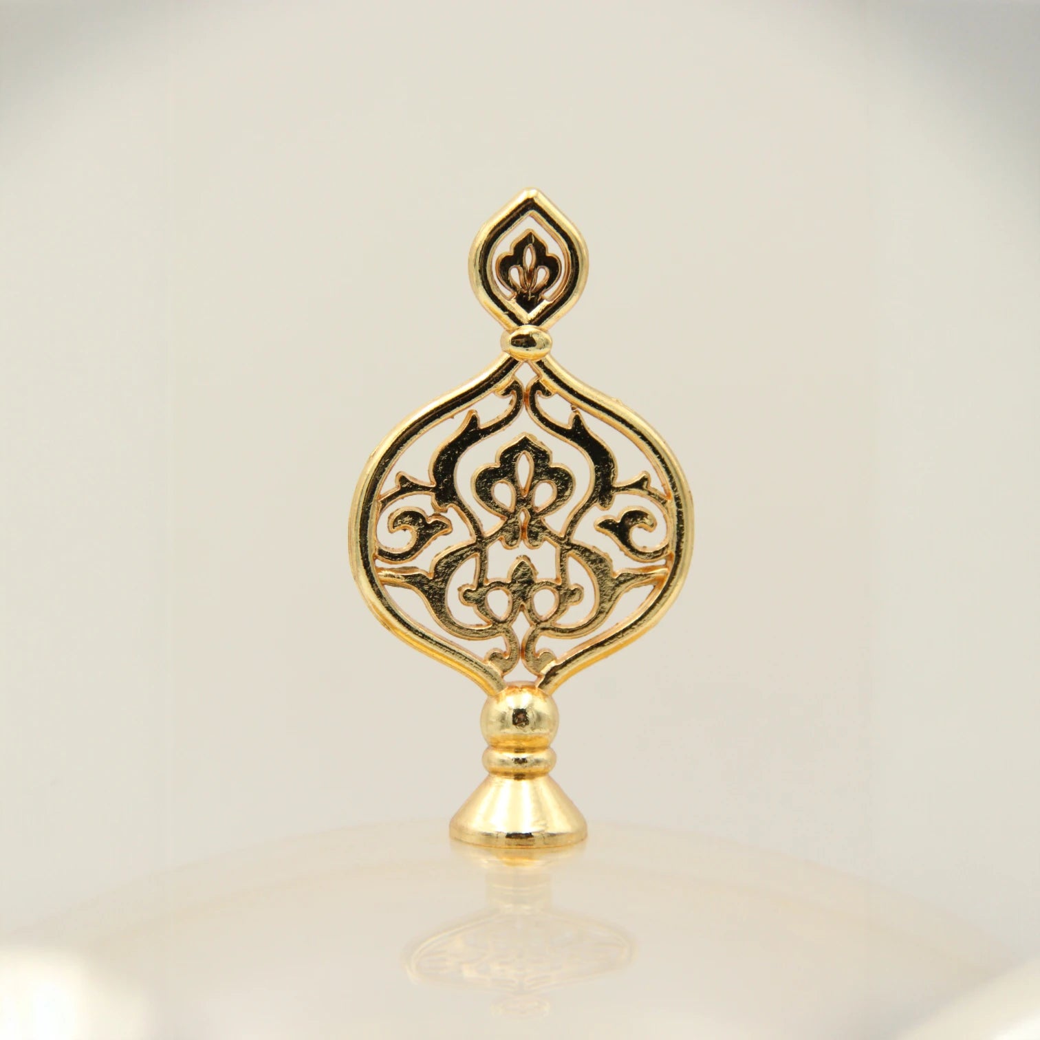 Damoo Elegant Gold-Plated Round Serving Tray with Dome Lid – Decorative Dessert Stand for Sweets, Dates & Pastries - Damoo