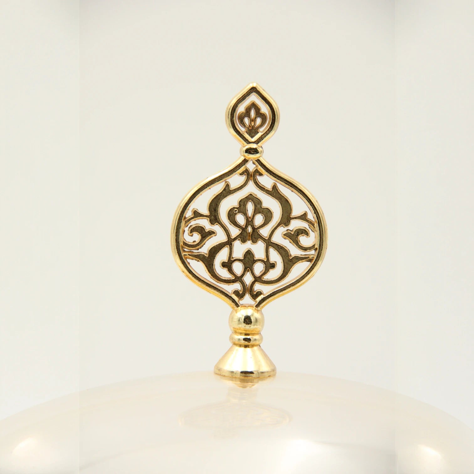 Damoo Elegant Gold-Plated Serving Tray with Dome Lid – Decorative Square Dessert Stand for Sweets, Dates & Treats - Damoo