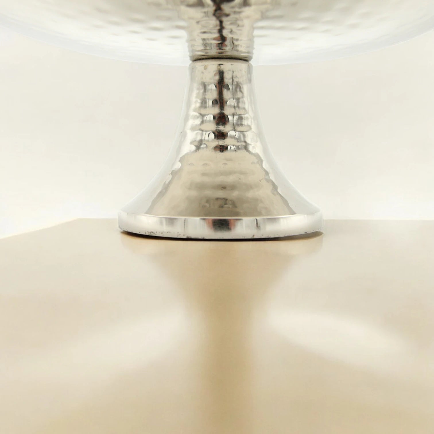 Damoo Luxury Hammered Metal Cake Stand – Silver-Plated Decorative Serving Tray with Pedestal Base for Cakes, Fruits & Desserts – Elegant Centerpiece for Events, Ramadan & Home Décor - Damoo