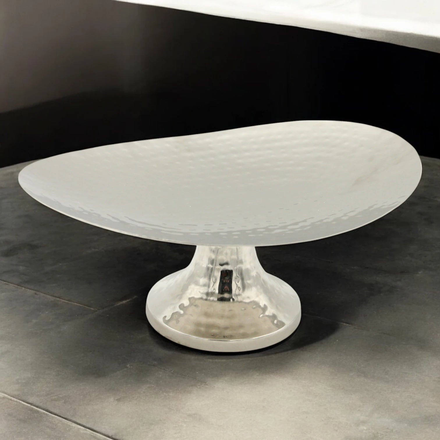Damoo Modern Hammered Metal Oval Plate with Pedestal Stand – Decorative Centerpiece Bowl for Dining & Living Rooms - Damoo